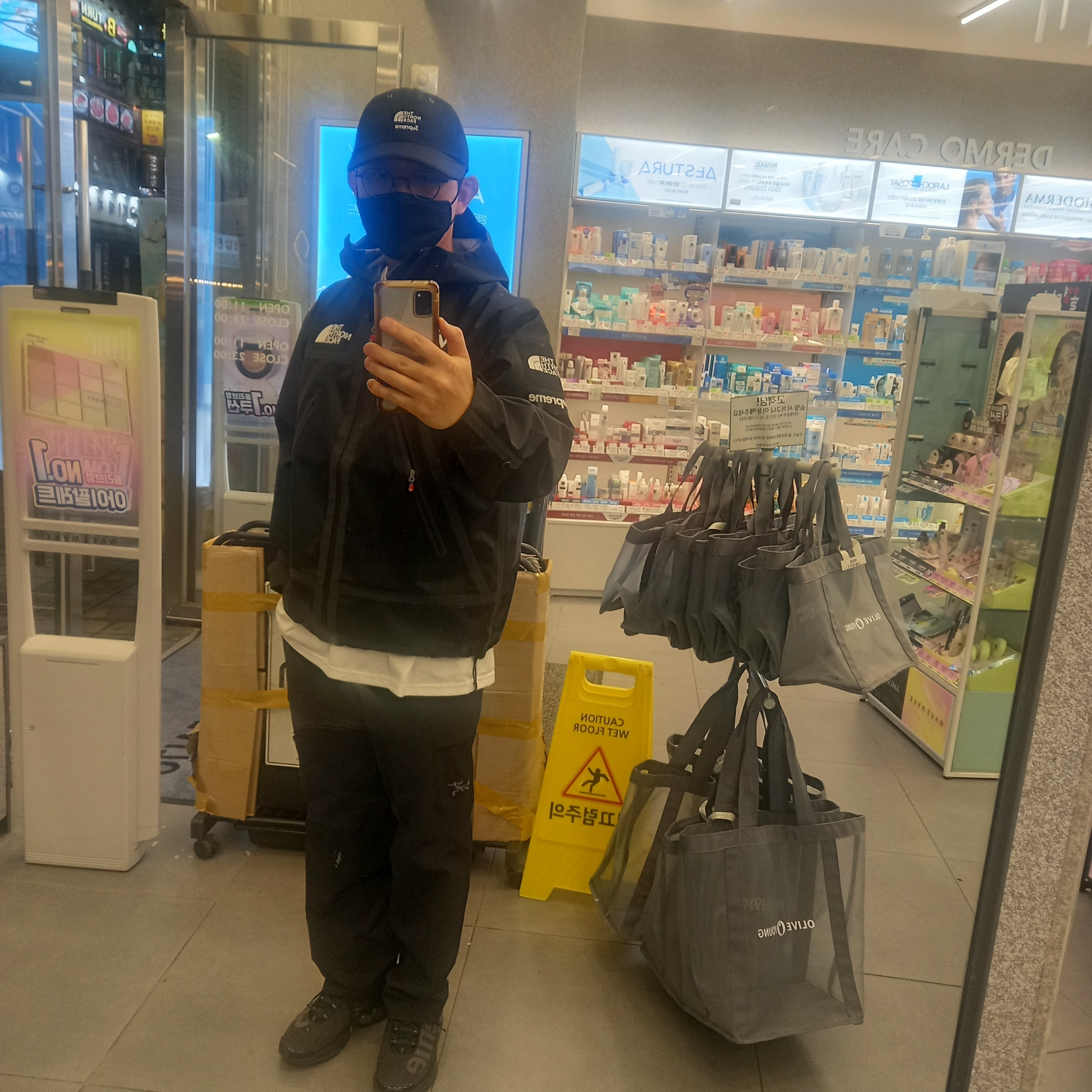 Supreme x The North Face Split 6-Panel Black - 24SS, Supreme x The North Face Summit Series Outer Tape Seam Jacket Black - 21SS 착용 스타일 - 1