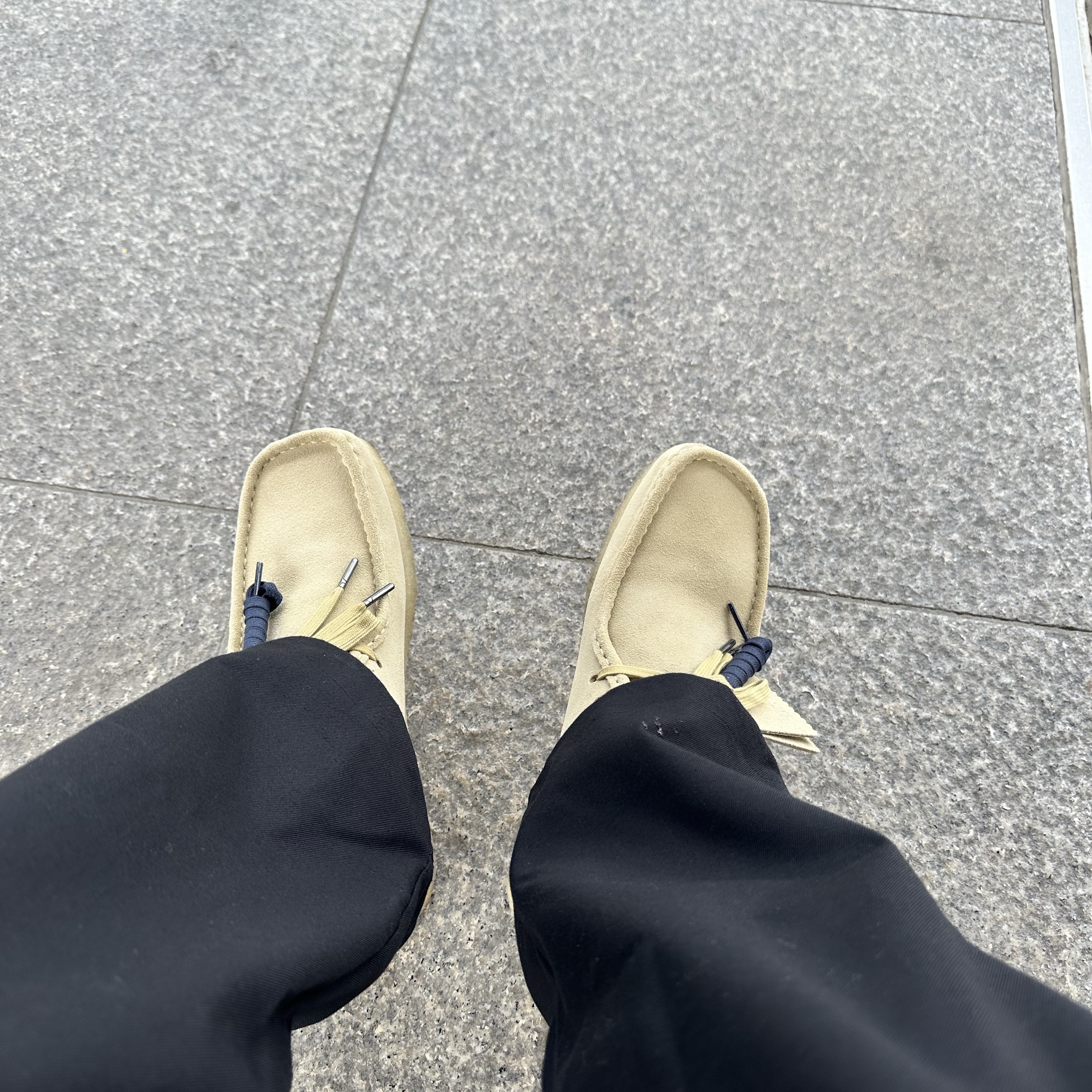 Clarks Wallabee Maple Suede 착용 스타일 - 2