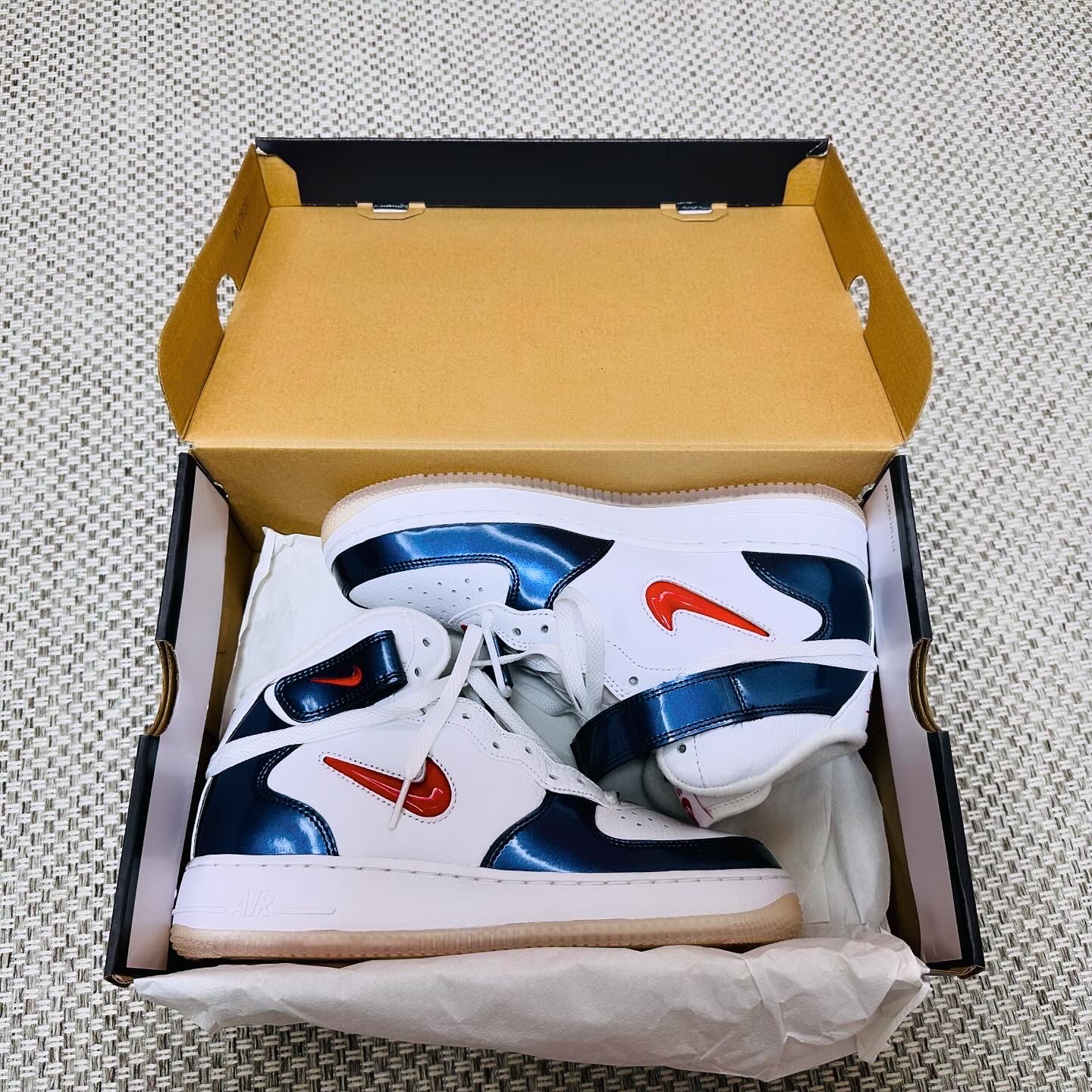 Nike Air Force 1 Mid QS University Red and Midnight Navy 착용 스타일 - 1