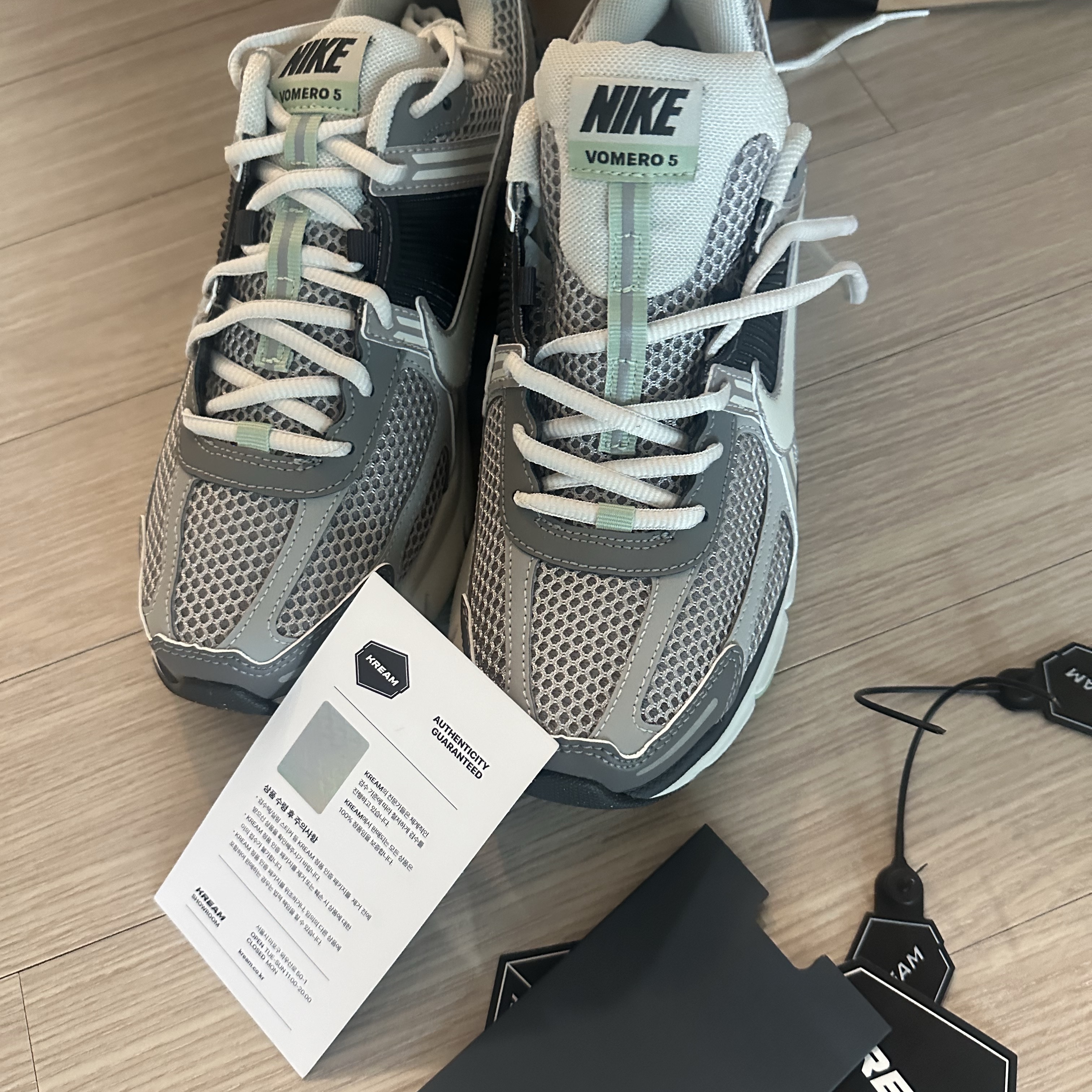 (W) Nike Zoom Vomero 5 Cobblestone and Flat Pewter 착용 스타일