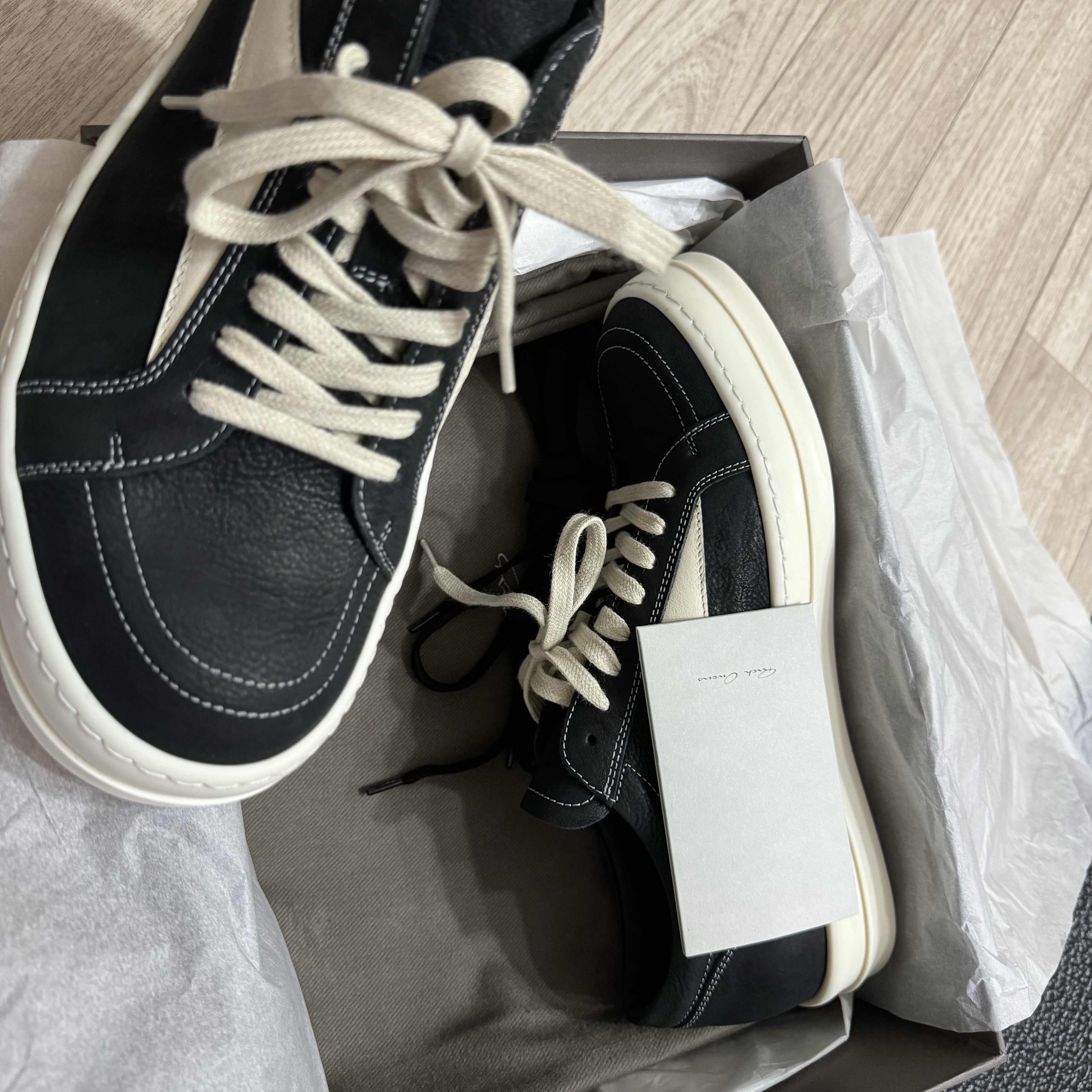 Rick Owens Luxor Vintage Sneakers Black Milk 착용 스타일 - 1