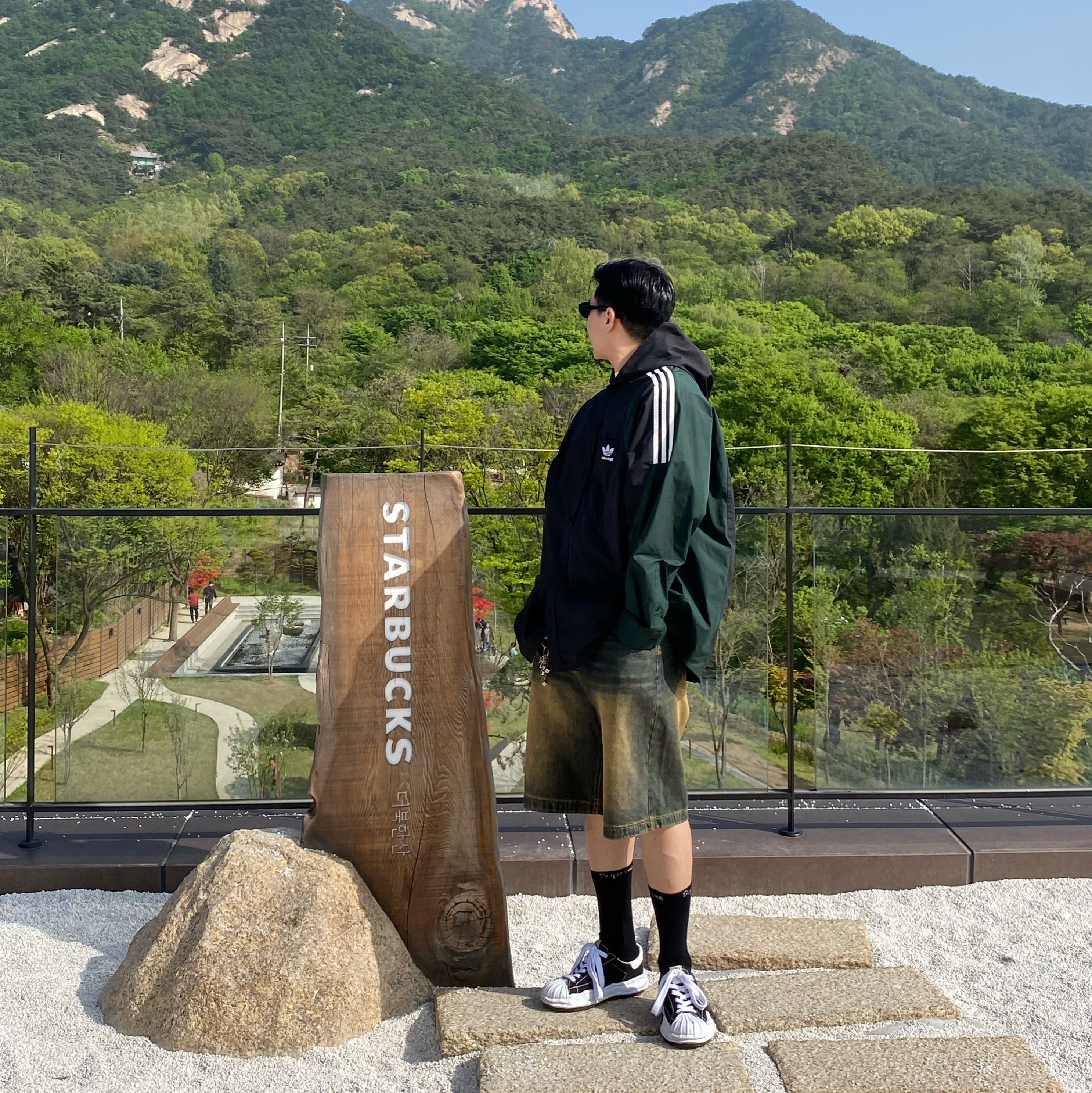 Balenciaga x Adidas Hooded Shirt Black Dark Green, Maison Mihara Yasuhiro Blakey OG Sole Canvas Low-top Sneakers Black White 착용 스타일
