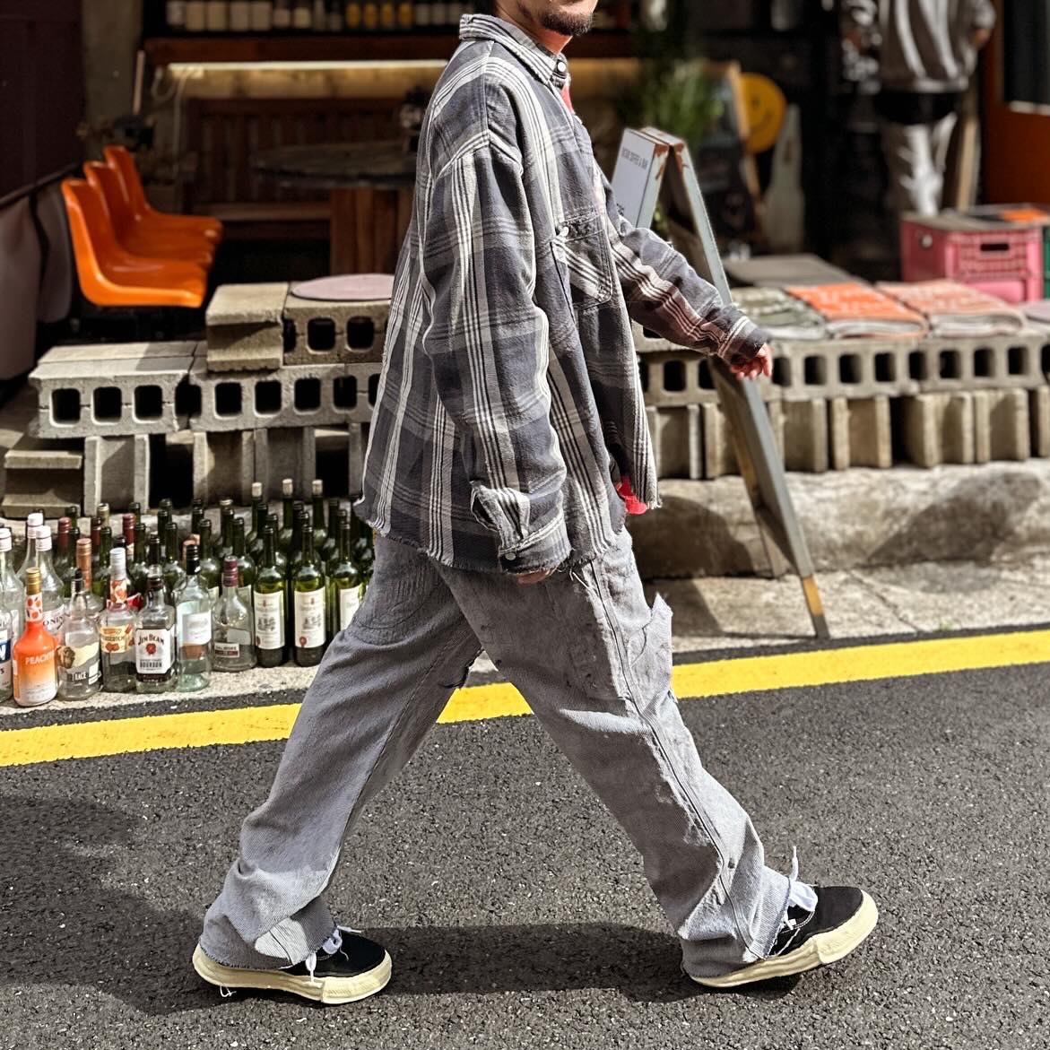 Saint Mxxxxxx Denim Pants Hickory Stripe, Maison Mihara Yasuhiro Baker OG Sole OD Canvas Low-top Sneakers Black 착용 스타일 - 1
