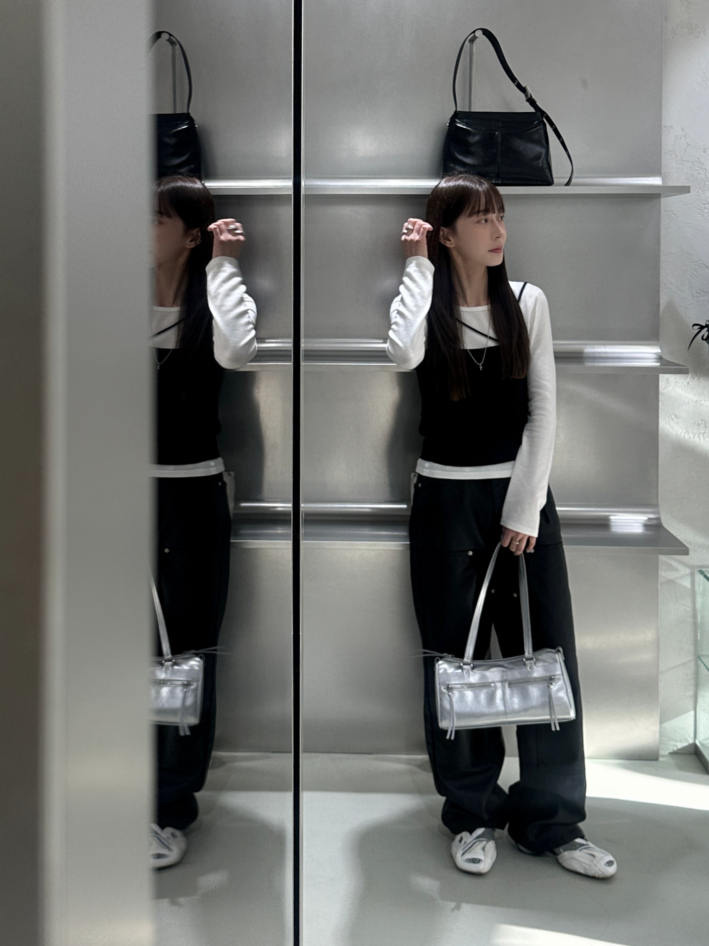 Fennec Ready Duffle Bag Silver, Fennec Lacquer Triangle Wallet Matt Silver 착용 스타일 - 1