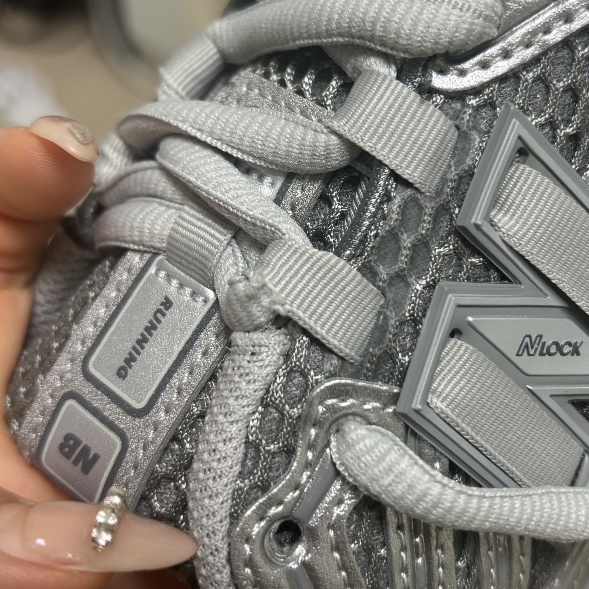 New Balance 1906R Harbor Grey Silver Metalic 착용 스타일 - 2