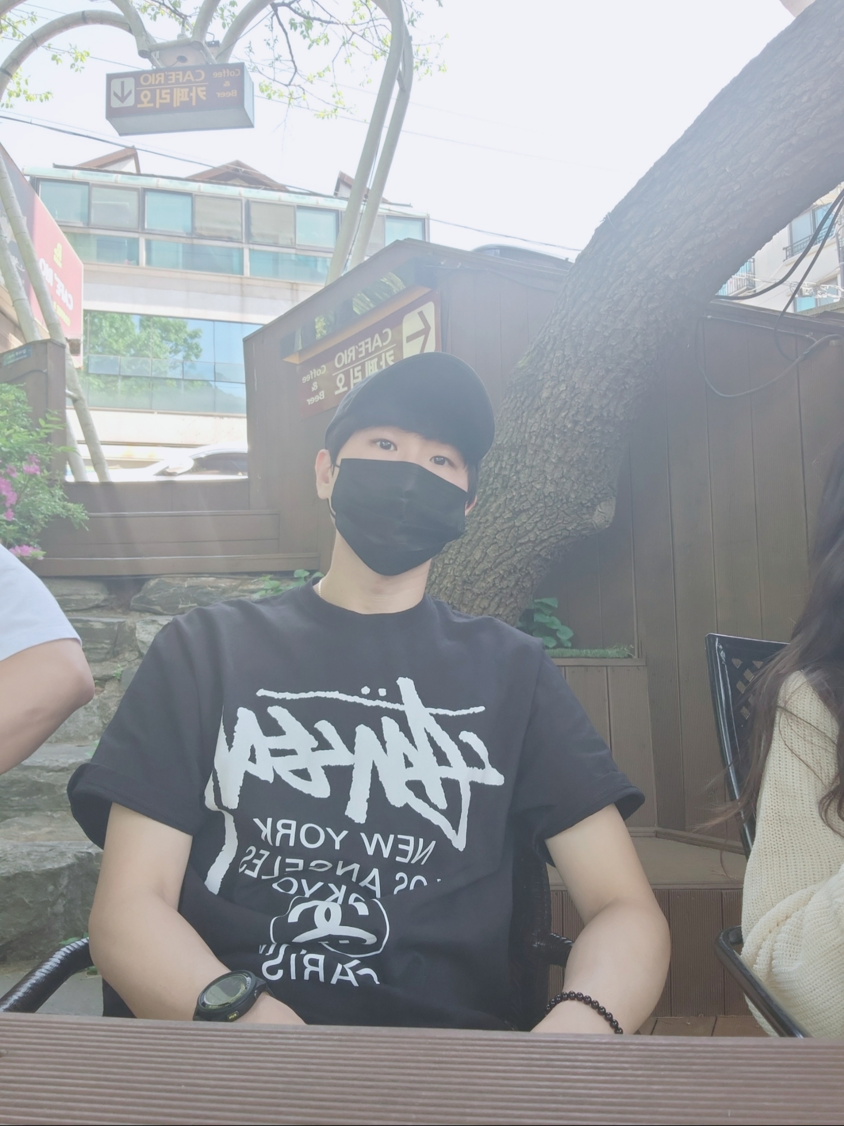Stussy World Tour T-Shirt Black 2023 착용 스타일 - 1
