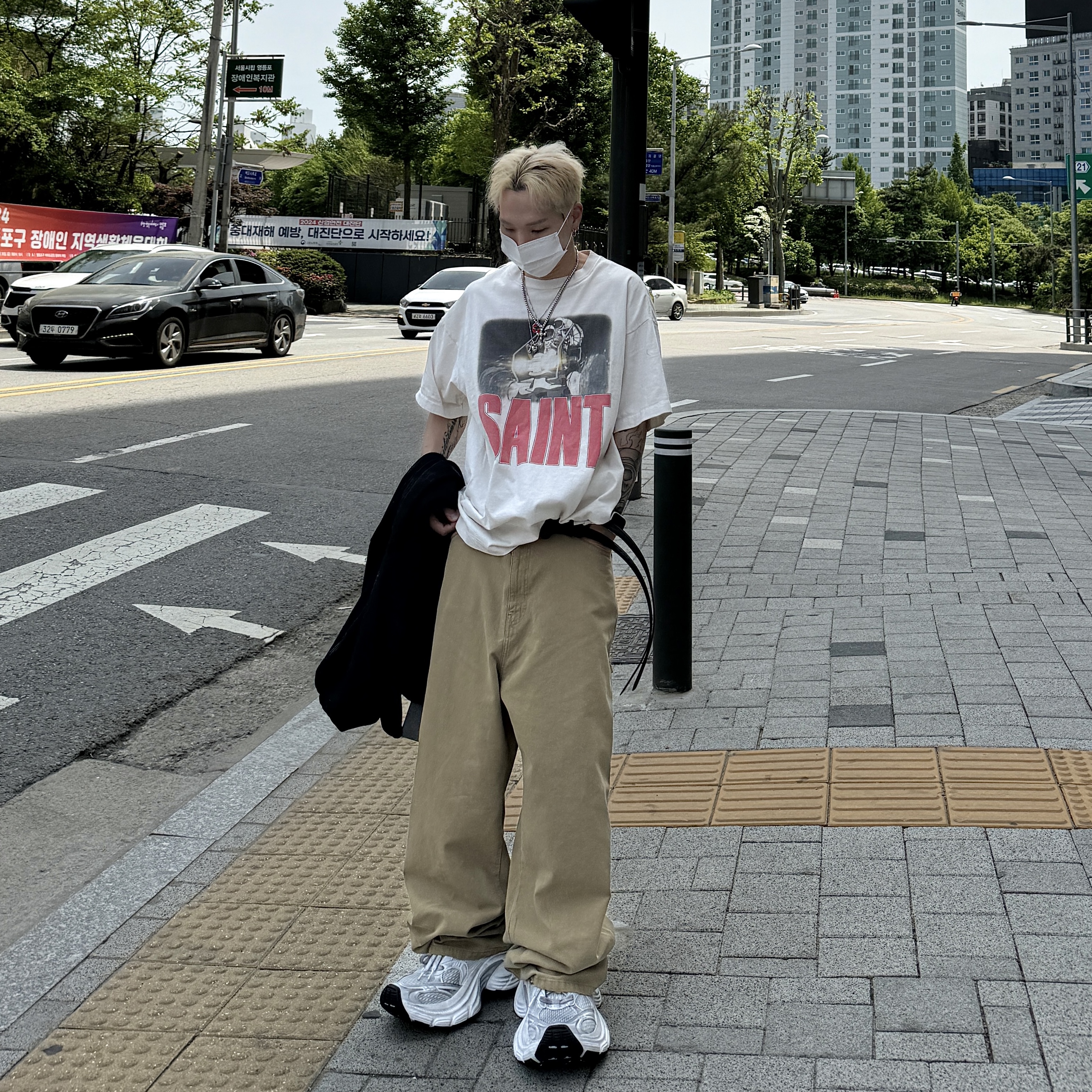 SAINT Mxxxxxx x Freedom S/S T-Shirt White - 24SS, Balenciaga 10XL Sneakers White Grey Silver Black 착용 스타일 - 1