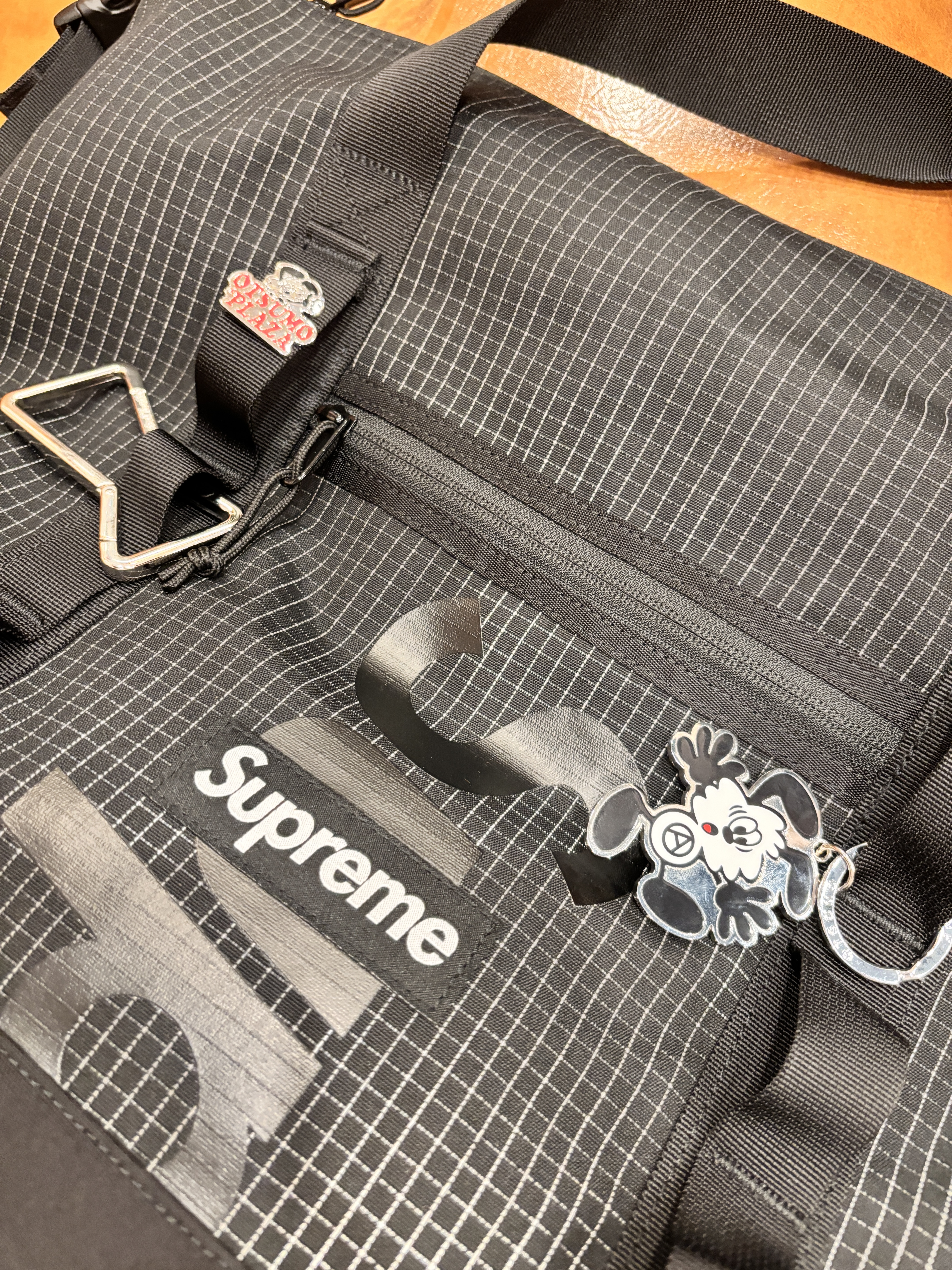 Supreme Tote Bag Black - 24SS, Verdy Otsumo Plaza Key Charm Vick Silver - Otsumo Plaza Exclusive 착용 스타일 - 1