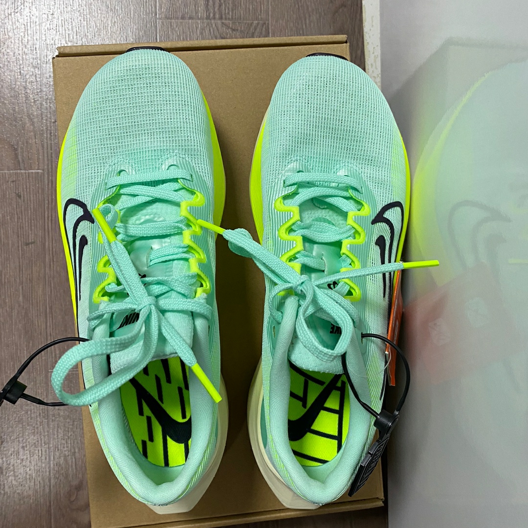 (W) Nike Zoom Fly 5 Mint Foam Cave Purple 착용 스타일 - 3