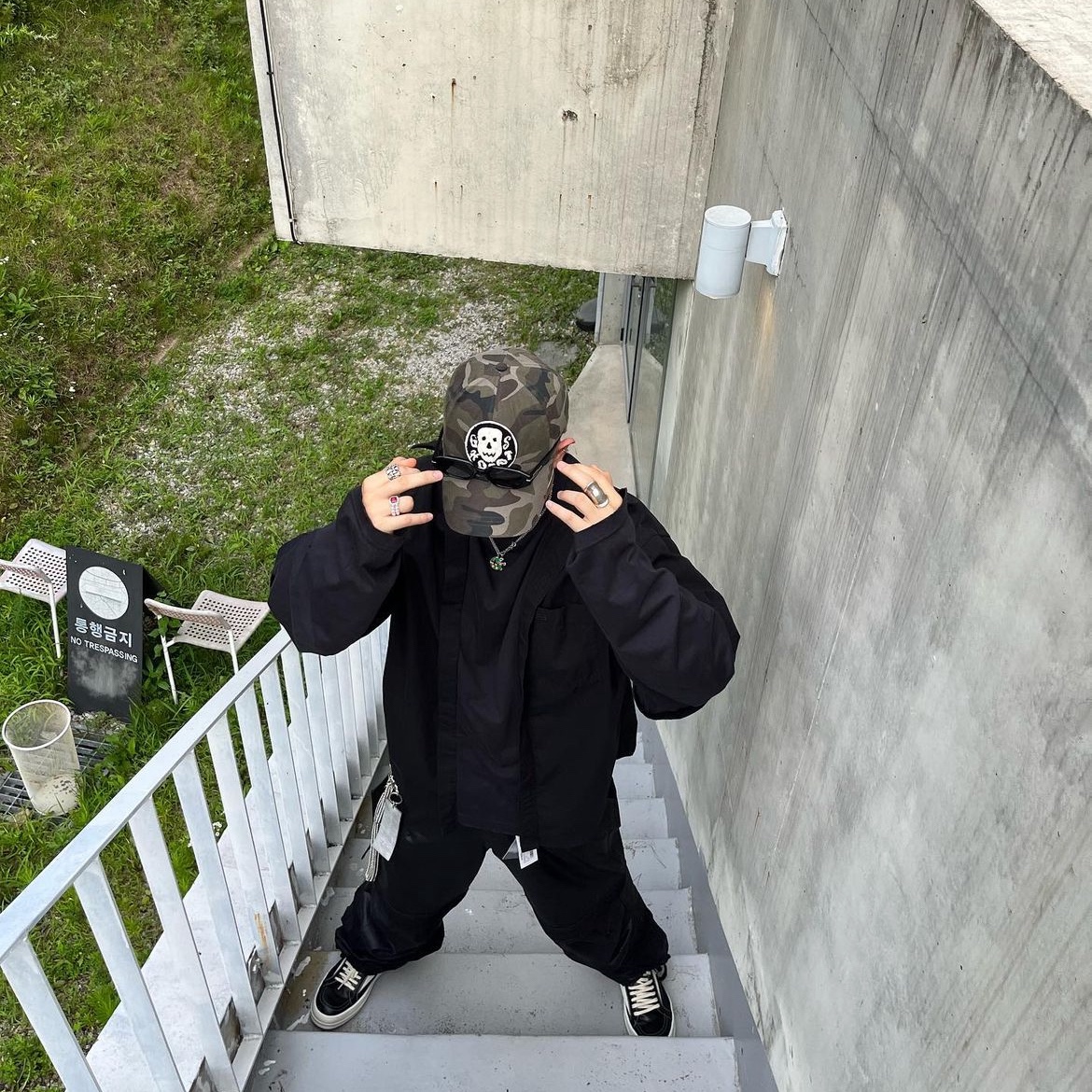 Farfromwhat Far Layered Work Pants Coated Black, Rick Owens Luxor Vintage Sneakers Black Milk 착용 스타일 - 2