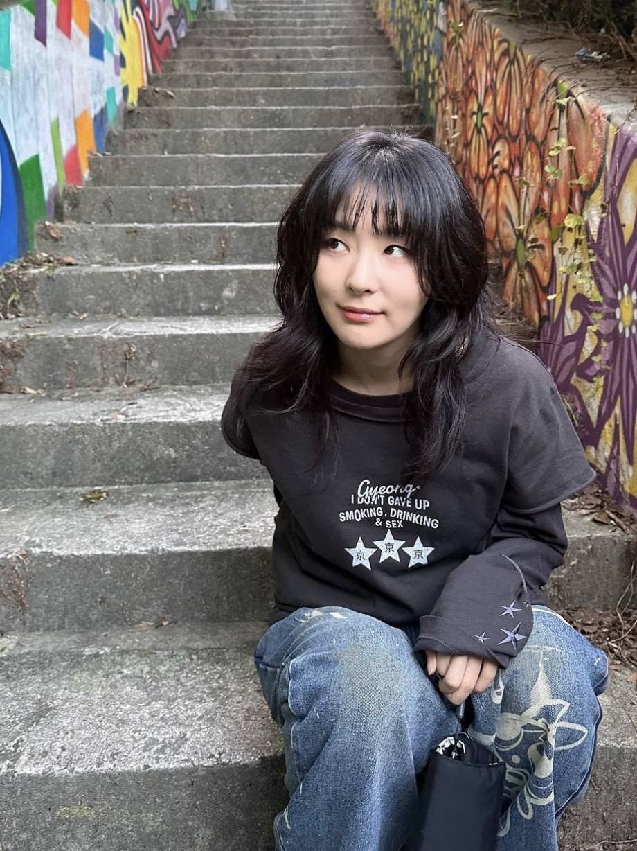 Gyeong Double Layerd Long Sleeve Tee Charcoal, Gyeong Double Layerd Long Sleeve Tee Red 착용 스타일