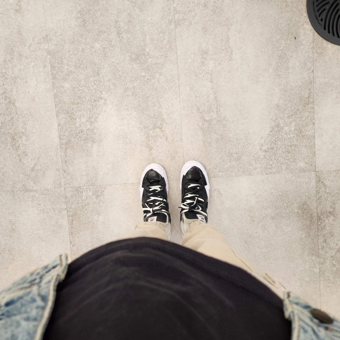 Nike x Sacai Blazer Low Black Patent Leather 착용 스타일 - 2