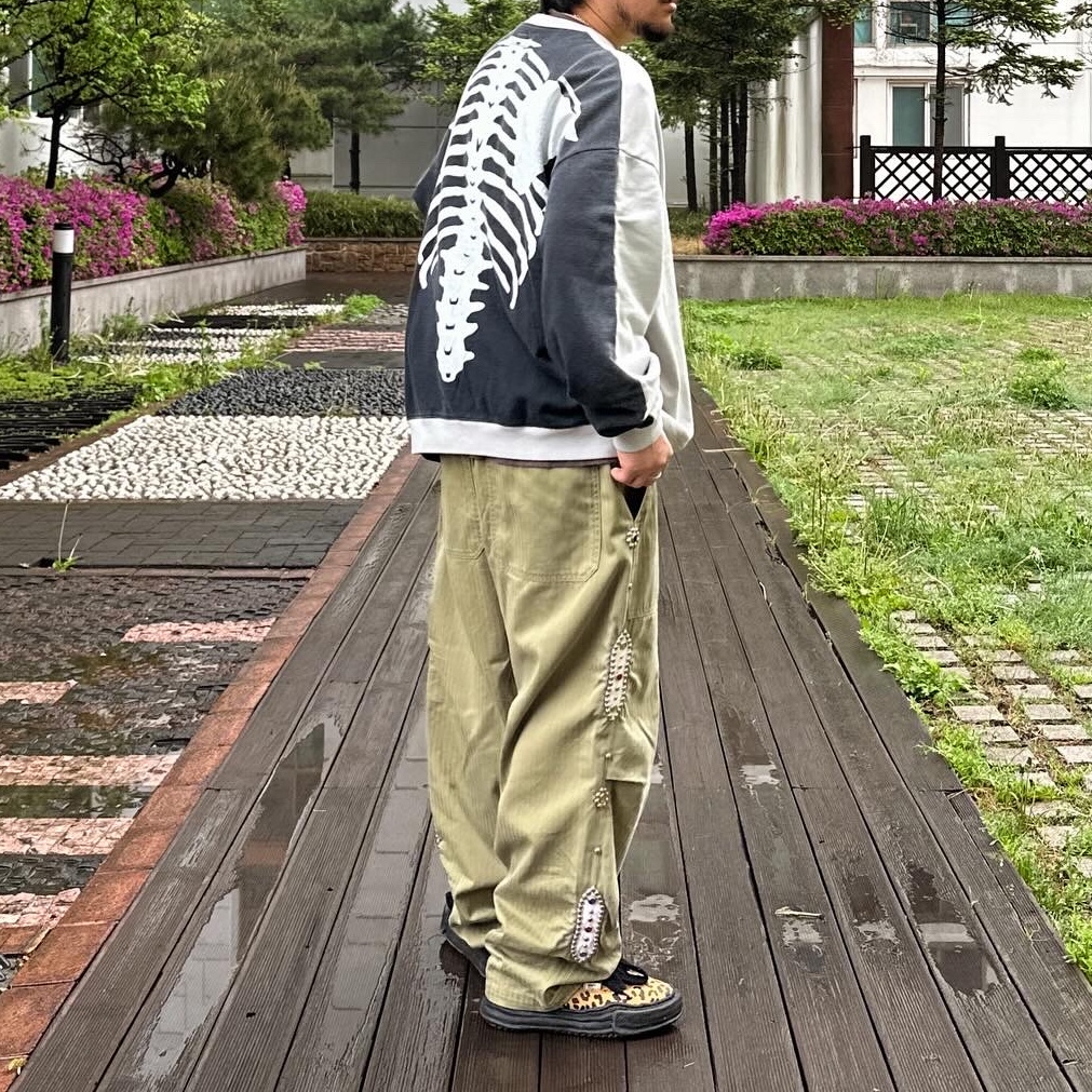 Kapital Sulfurized Herringbone Easy Baker Pants Studs Remake Khaki, Kapital 5G Cotton Knit Bone Crewneck Sweater Black 착용 스타일 - 1