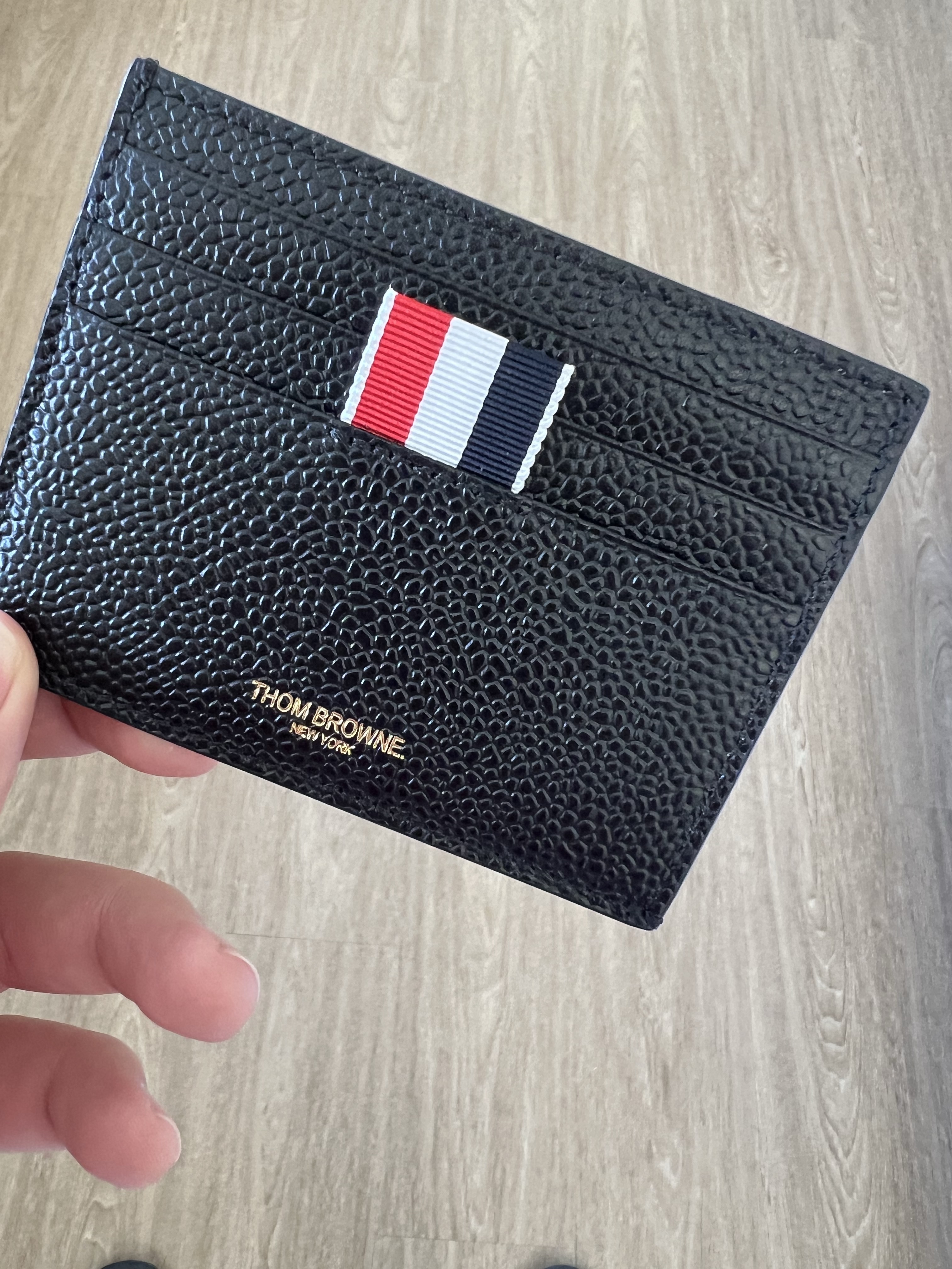 Thom Browne Pebble Grain Leather Stripe Note Compartment Card Holder Black 착용 스타일 - 1