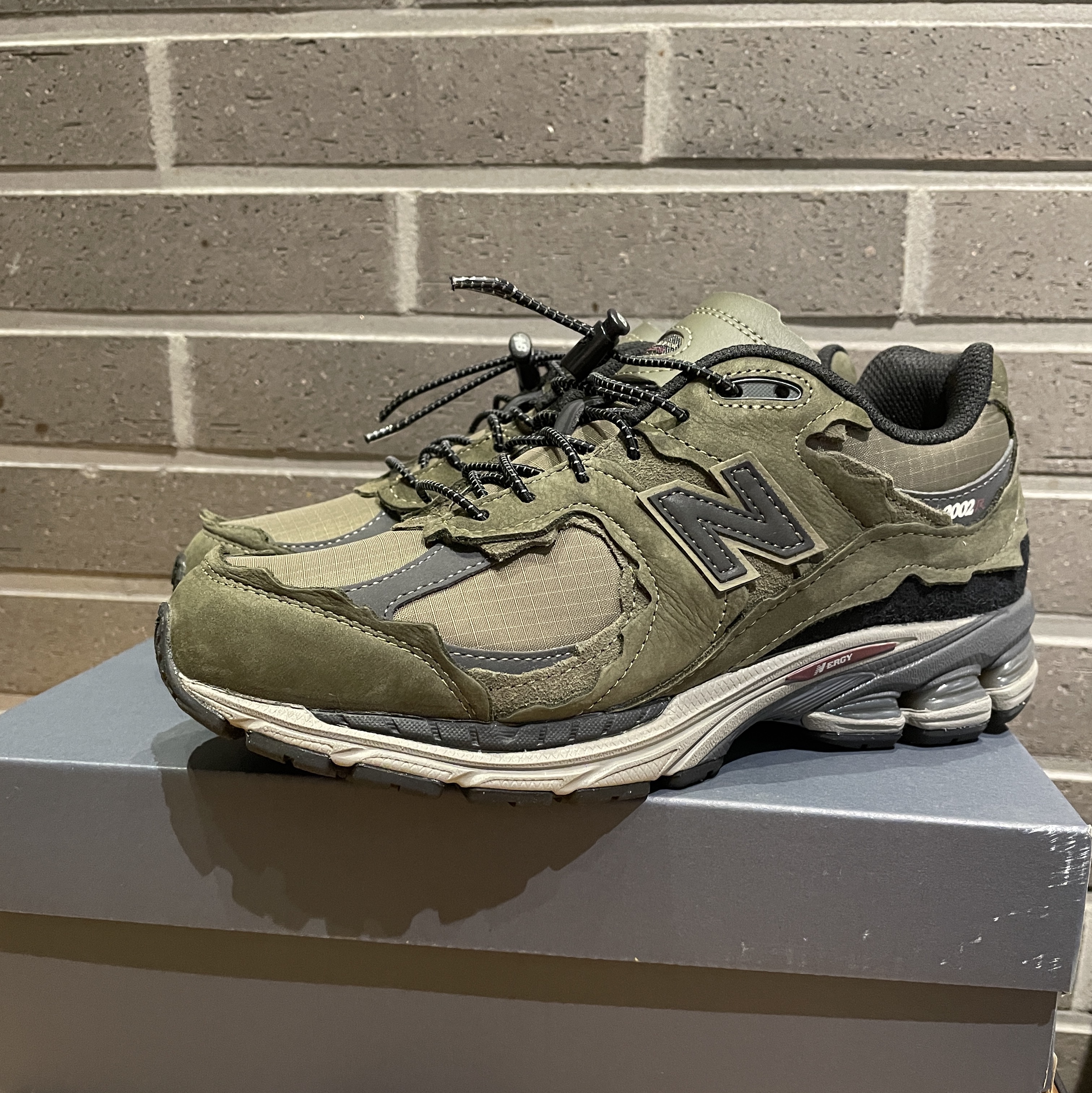 New Balance 2002R Protection Dark Moss 착용 스타일 - 1