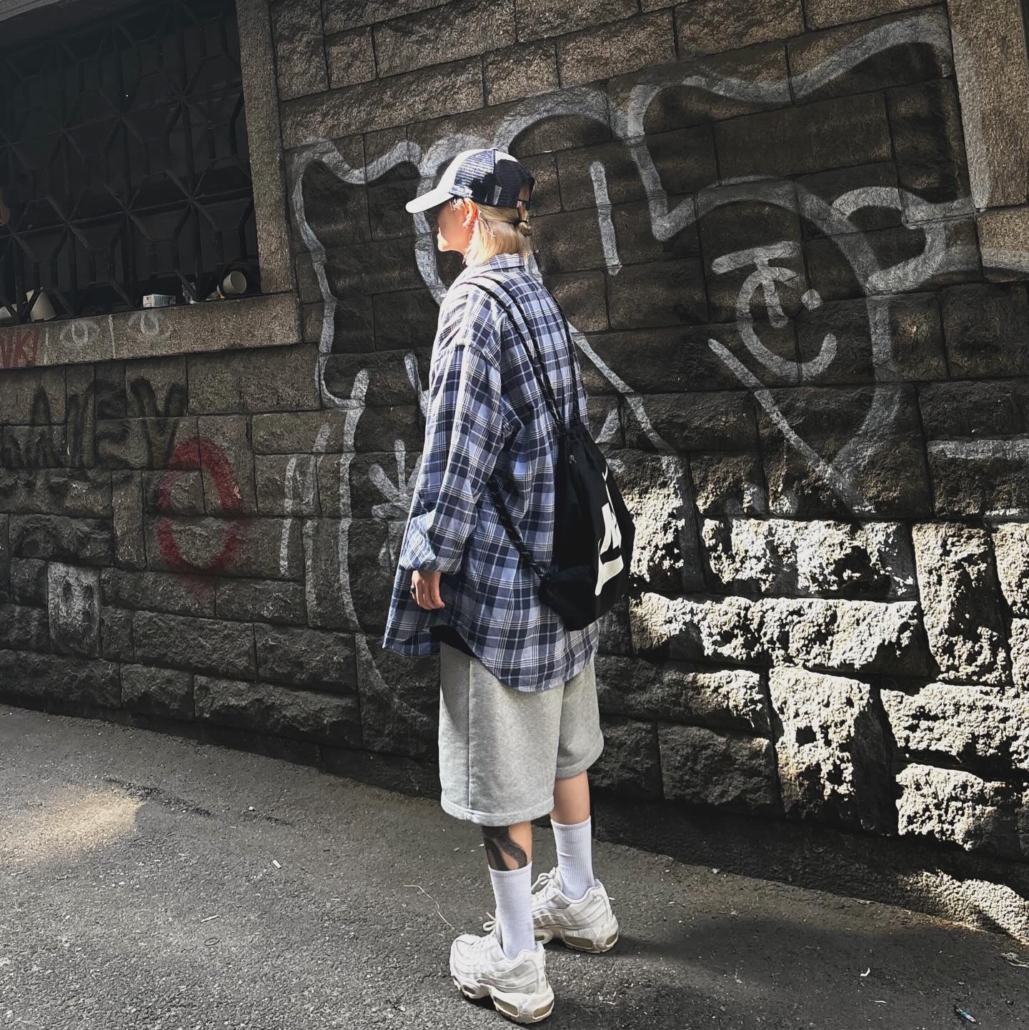 Nike Air Max 95 Essential Triple White, Nike Heritage Drawstring Bag 13L Black 착용 스타일 - 2