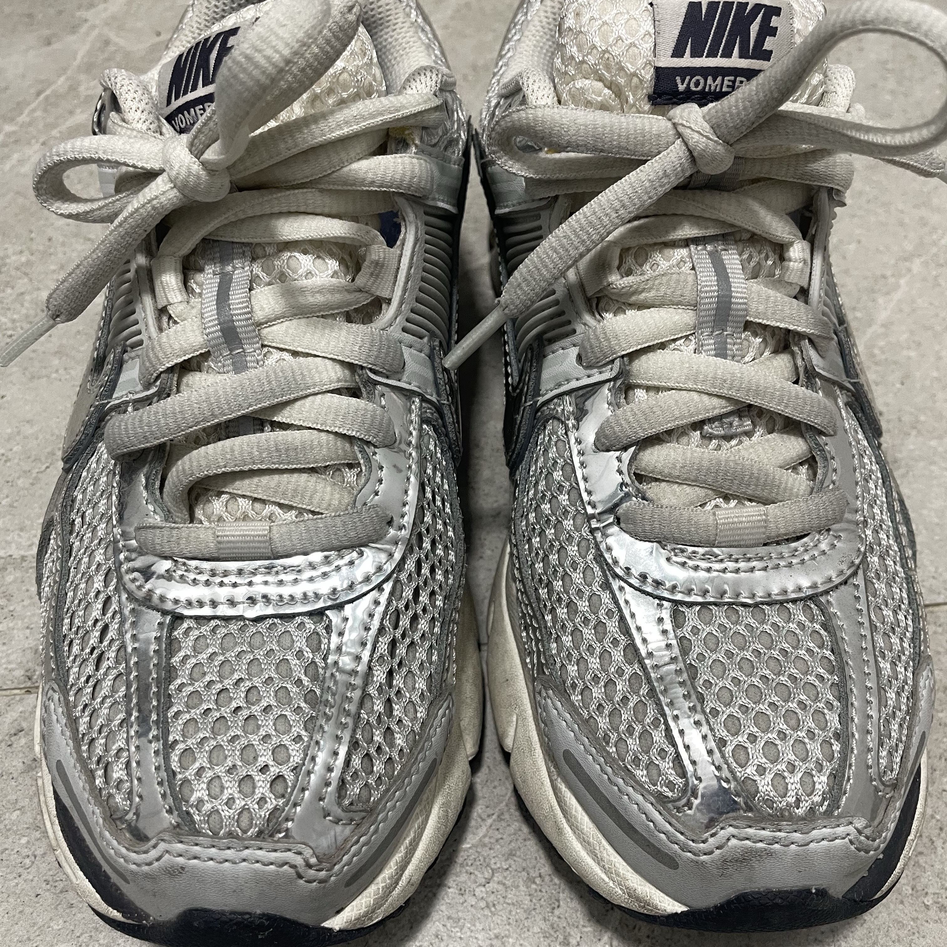 (W) Nike Zoom Vomero 5 Photon Dust and Metallic Silver 착용 스타일