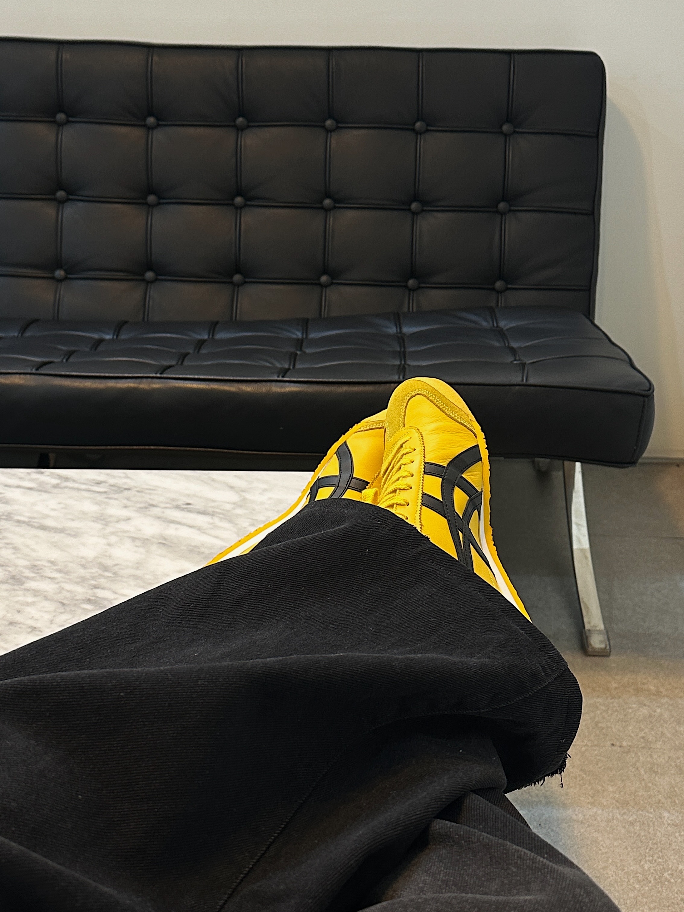 Onitsuka Tiger Mexico 66 Yellow Black 착용 스타일 - 3