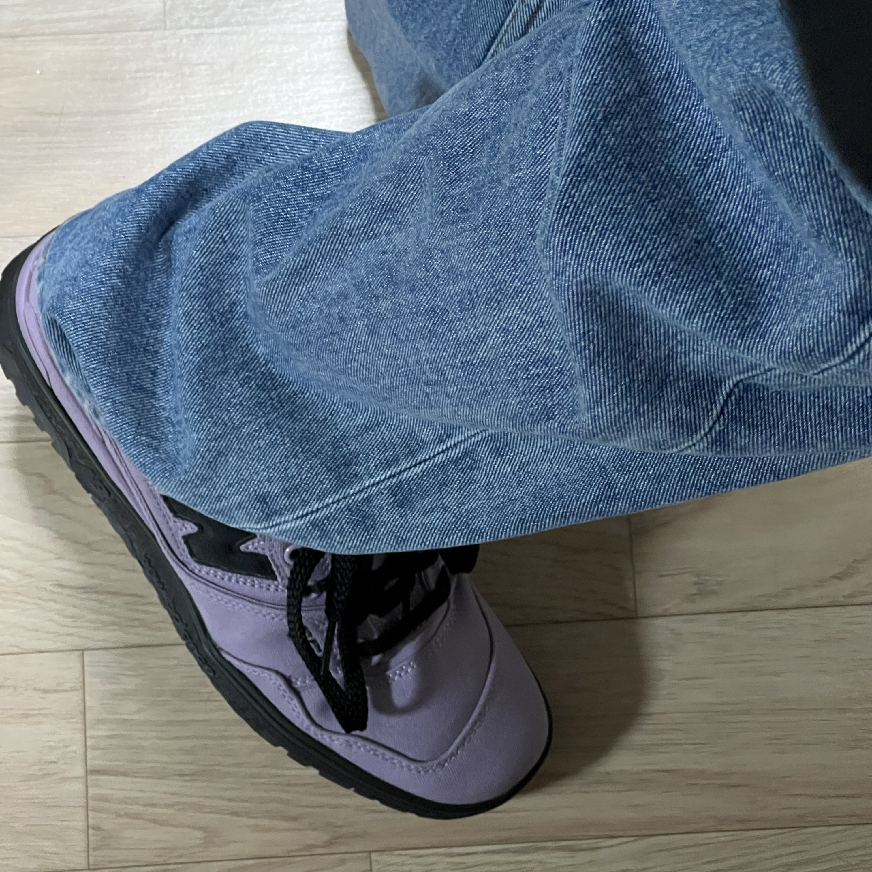 New Balance x Thisisneverthat 550 Lavender Black 착용 스타일