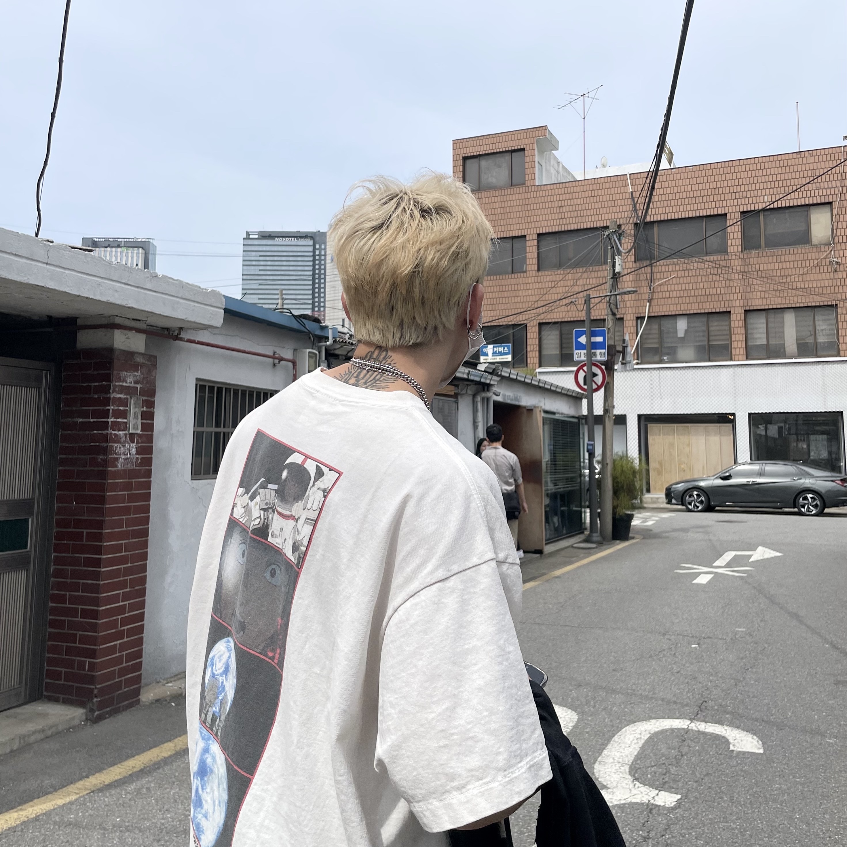 SAINT Mxxxxxx x Freedom S/S T-Shirt White - 24SS, Balenciaga 10XL Sneakers White Grey Silver Black 착용 스타일 - 2