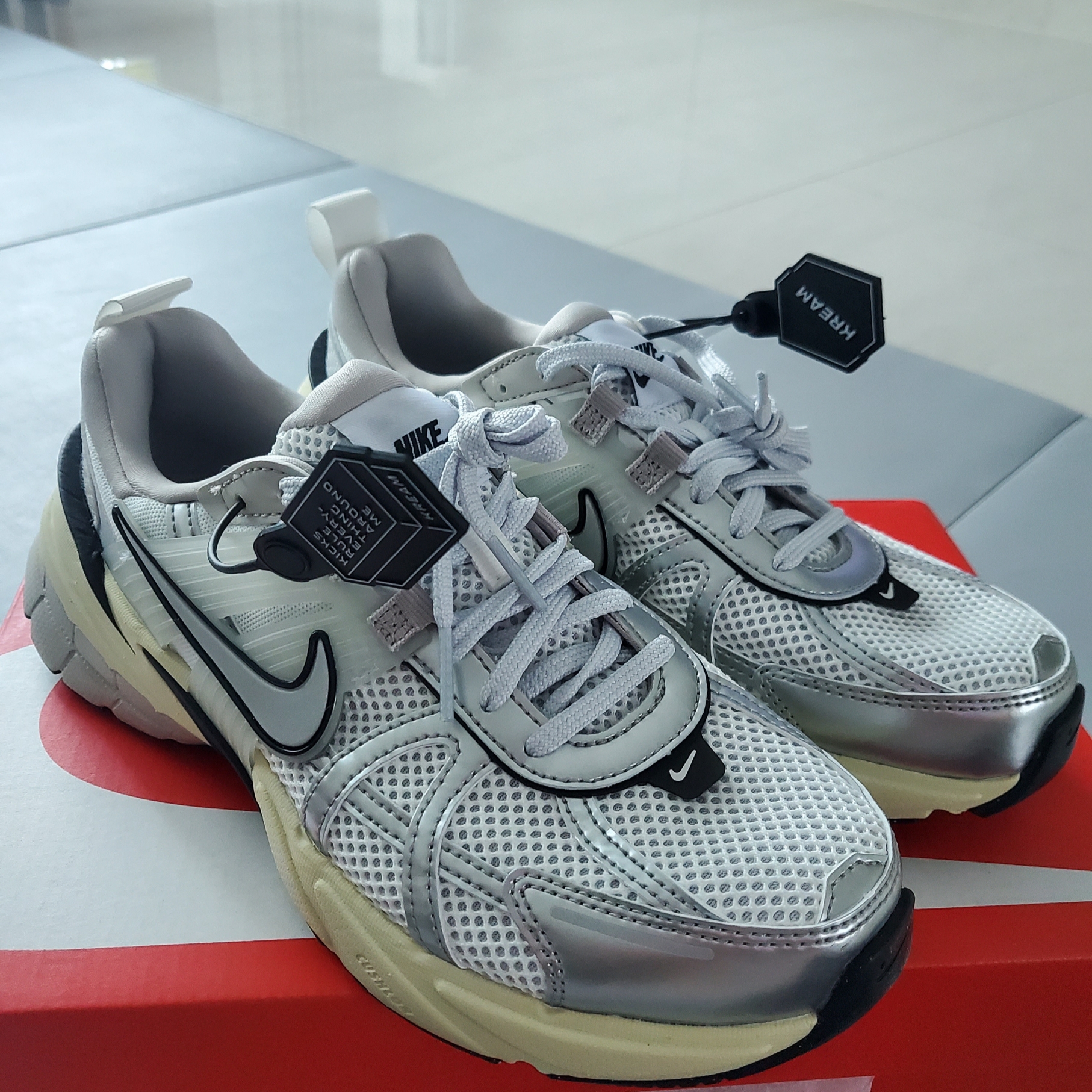 Nike V2K Run Summit White Metallic Silver 착용 스타일