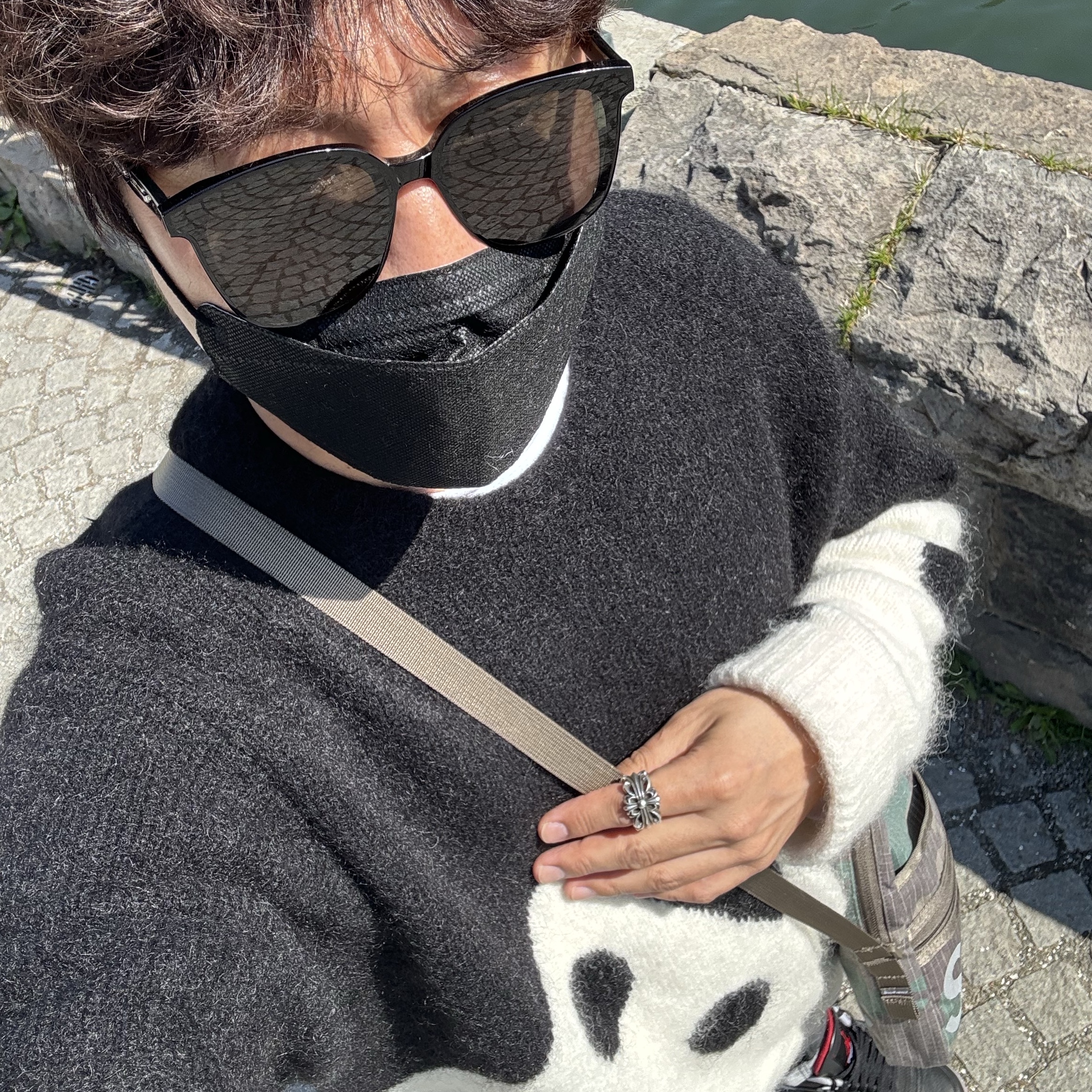 Stussy Dice Fuzzy Crew Black, Gentle Monster Jack Bye 01 Black 착용 스타일 - 3
