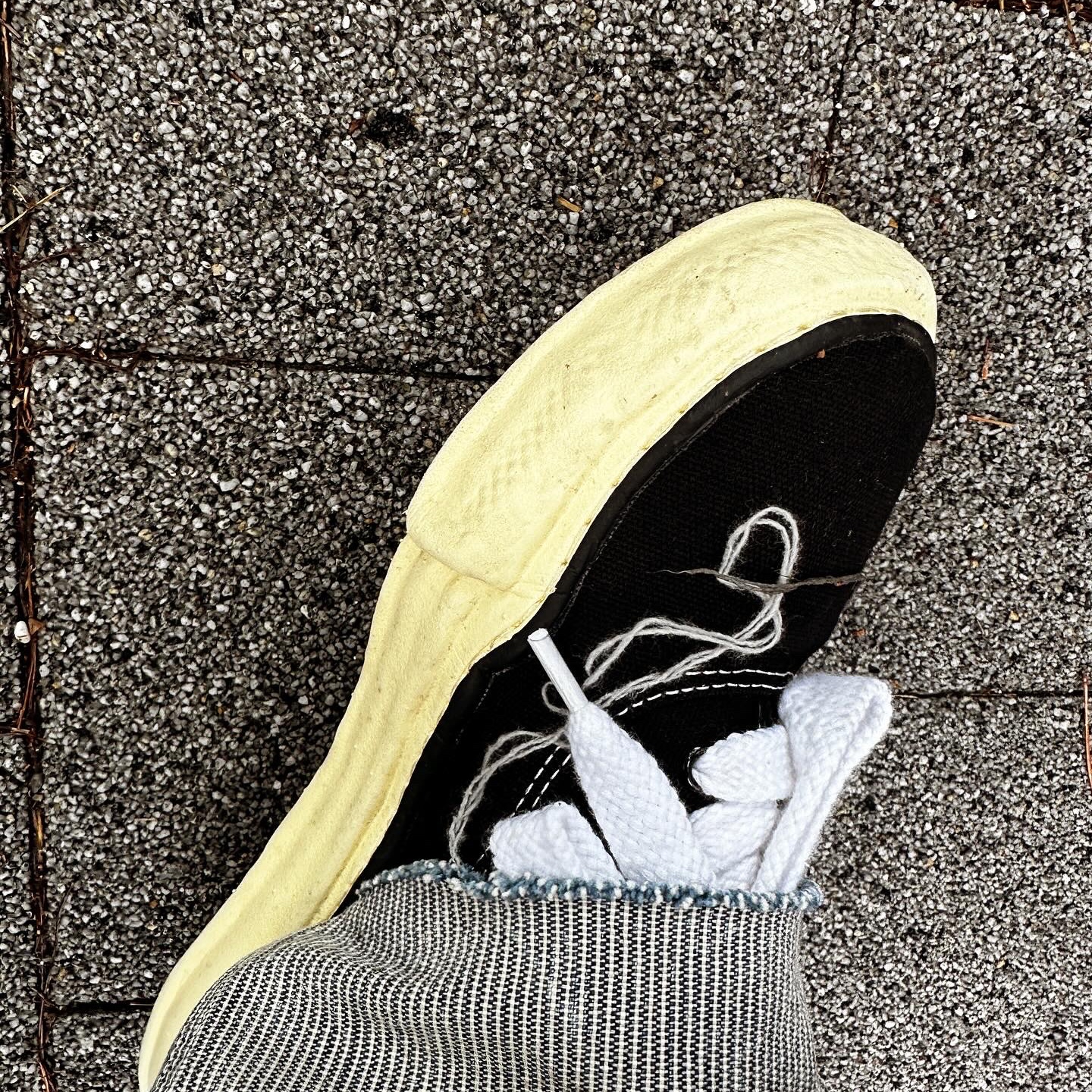 Saint Mxxxxxx Denim Pants Hickory Stripe, Maison Mihara Yasuhiro Baker OG Sole OD Canvas Low-top Sneakers Black 착용 스타일 - 3