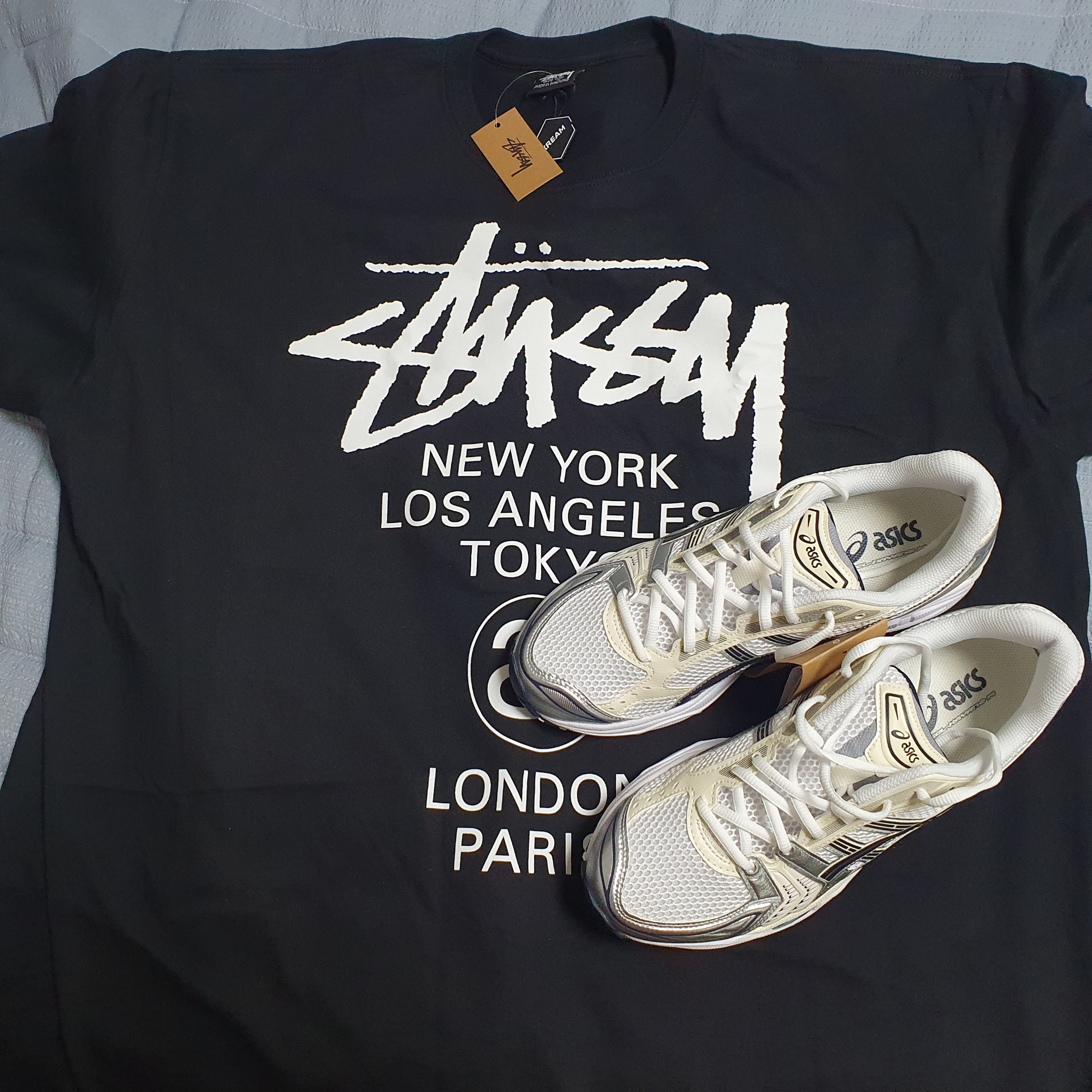 (W) Asics Gel-Kayano 14 White Midnight, Stussy World Tour T-Shirt Black 2023 착용 스타일 - 2