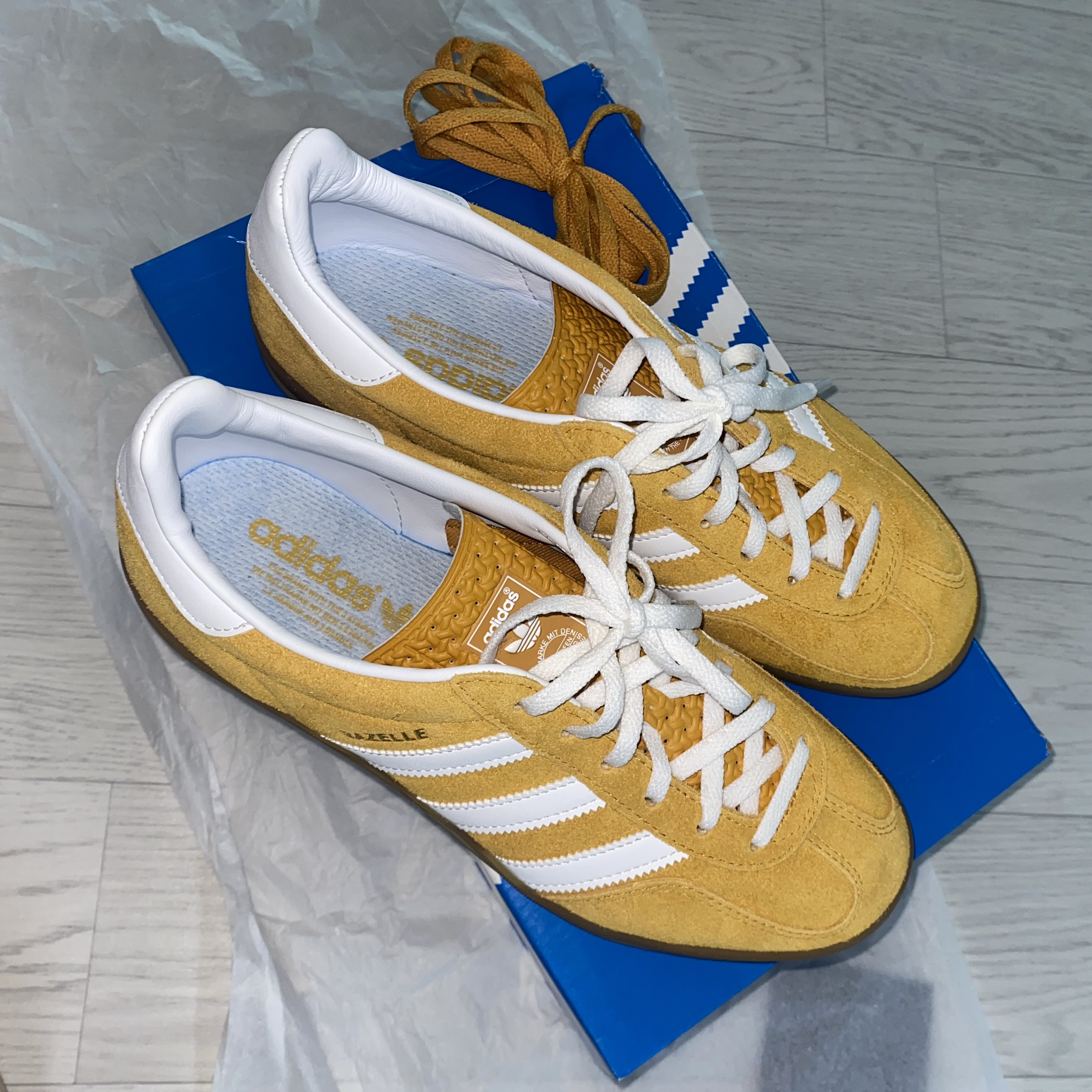 (W) Adidas Gazelle Indoor Orange Peel Cloud White 착용 스타일 - 2