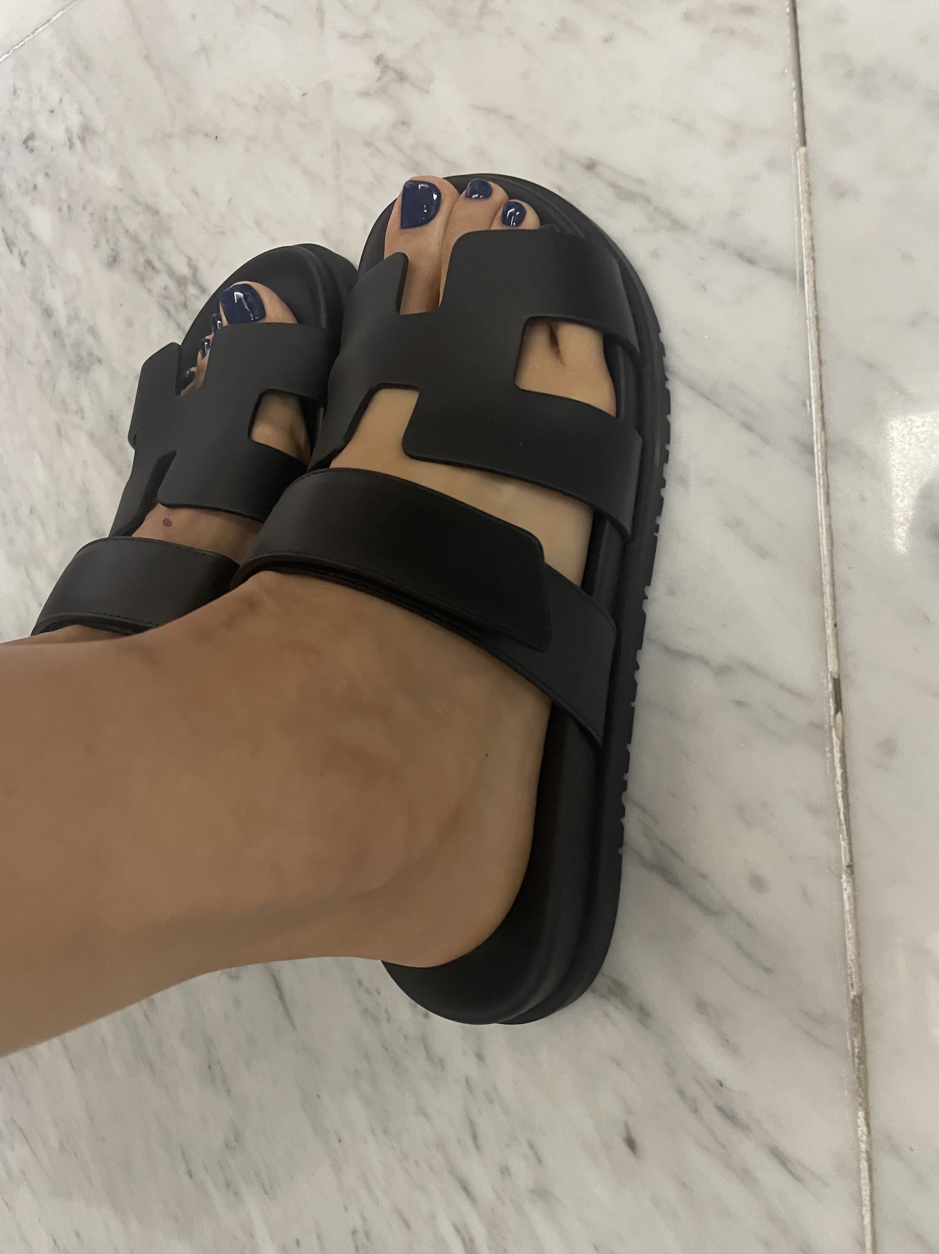 (W) Hermes Chypre Sandal Calfskin & Noir 착용 스타일 - 3