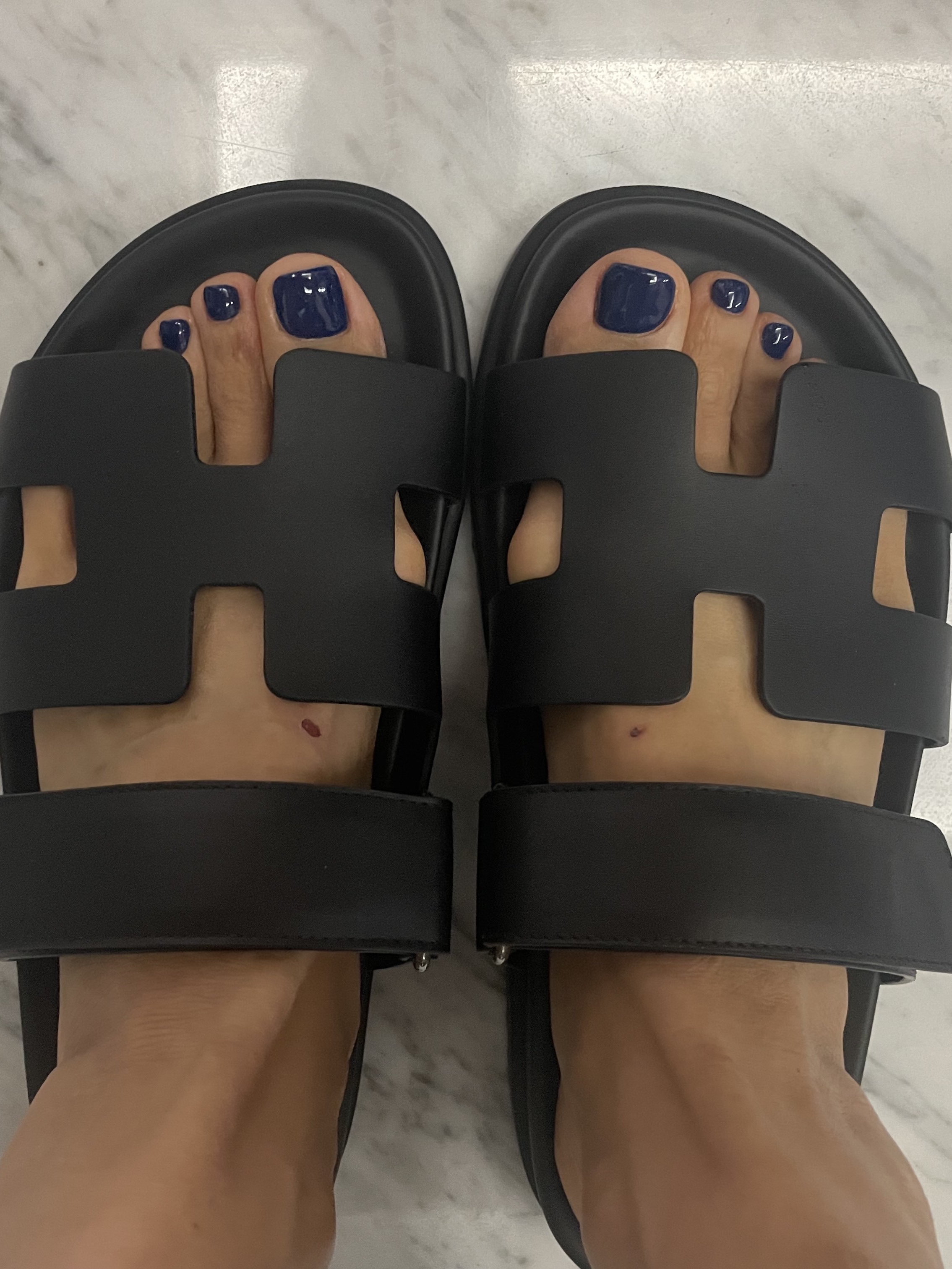 (W) Hermes Chypre Sandal Calfskin & Noir 착용 스타일 - 1