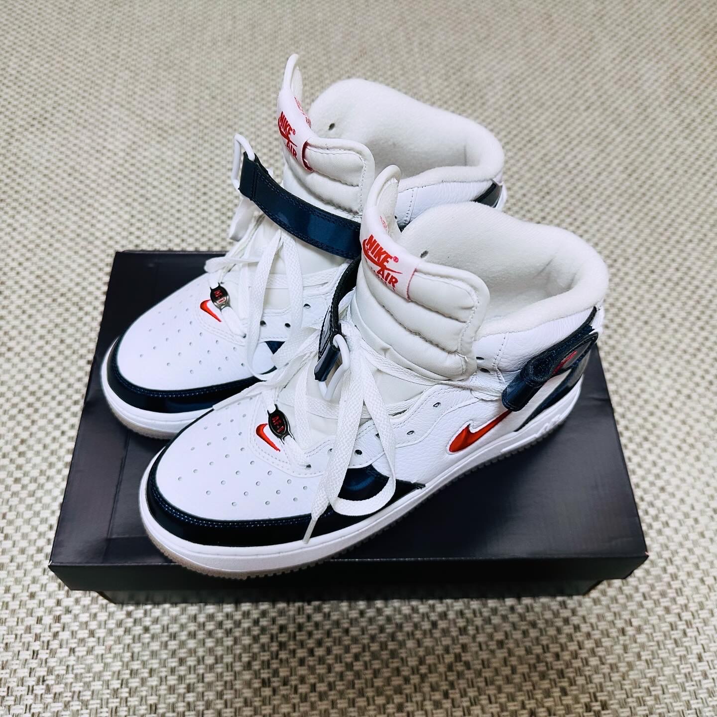 Nike Air Force 1 Mid QS University Red and Midnight Navy 착용 스타일 - 2