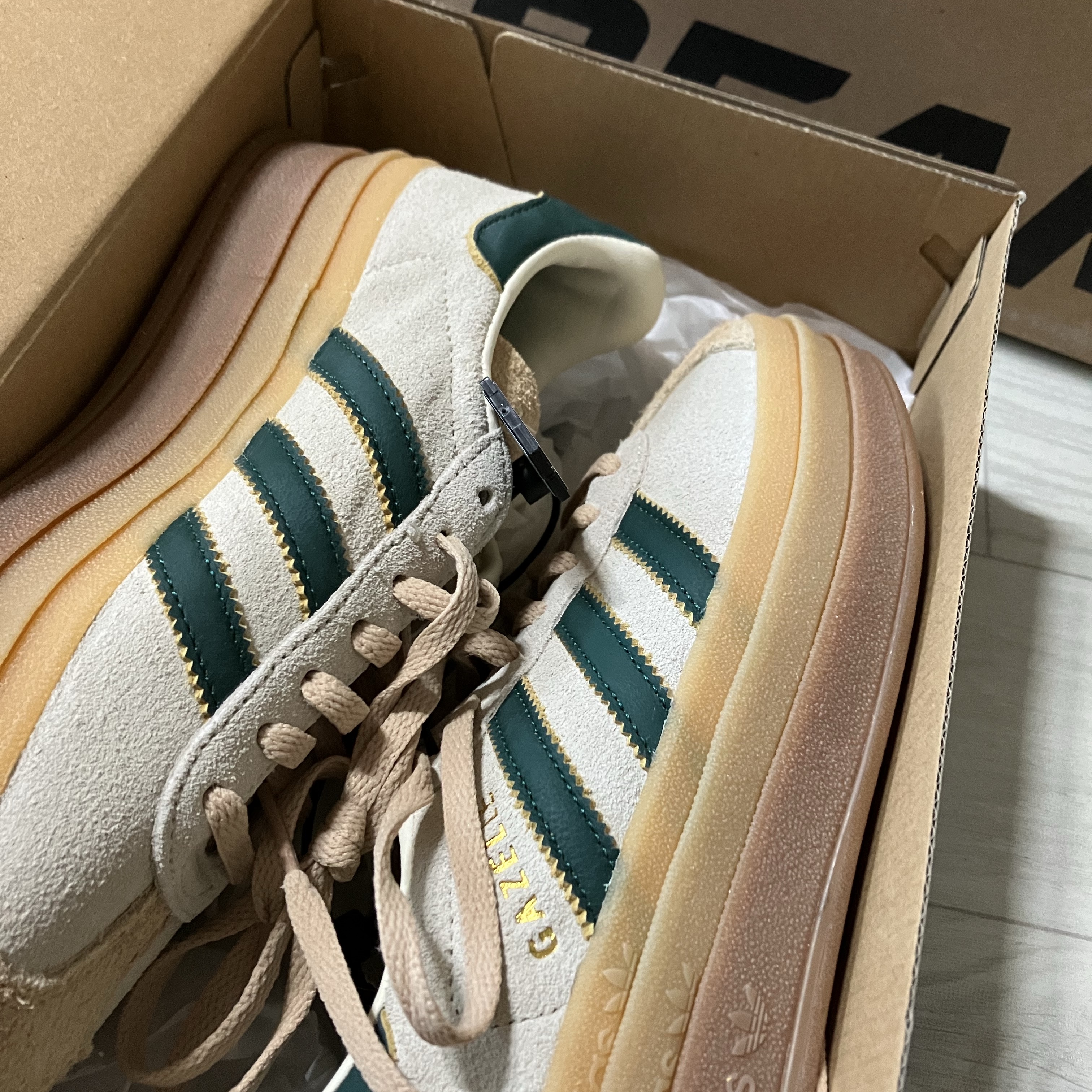 (W) Adidas Gazelle Bold Cream White Collegiate Green 착용 스타일