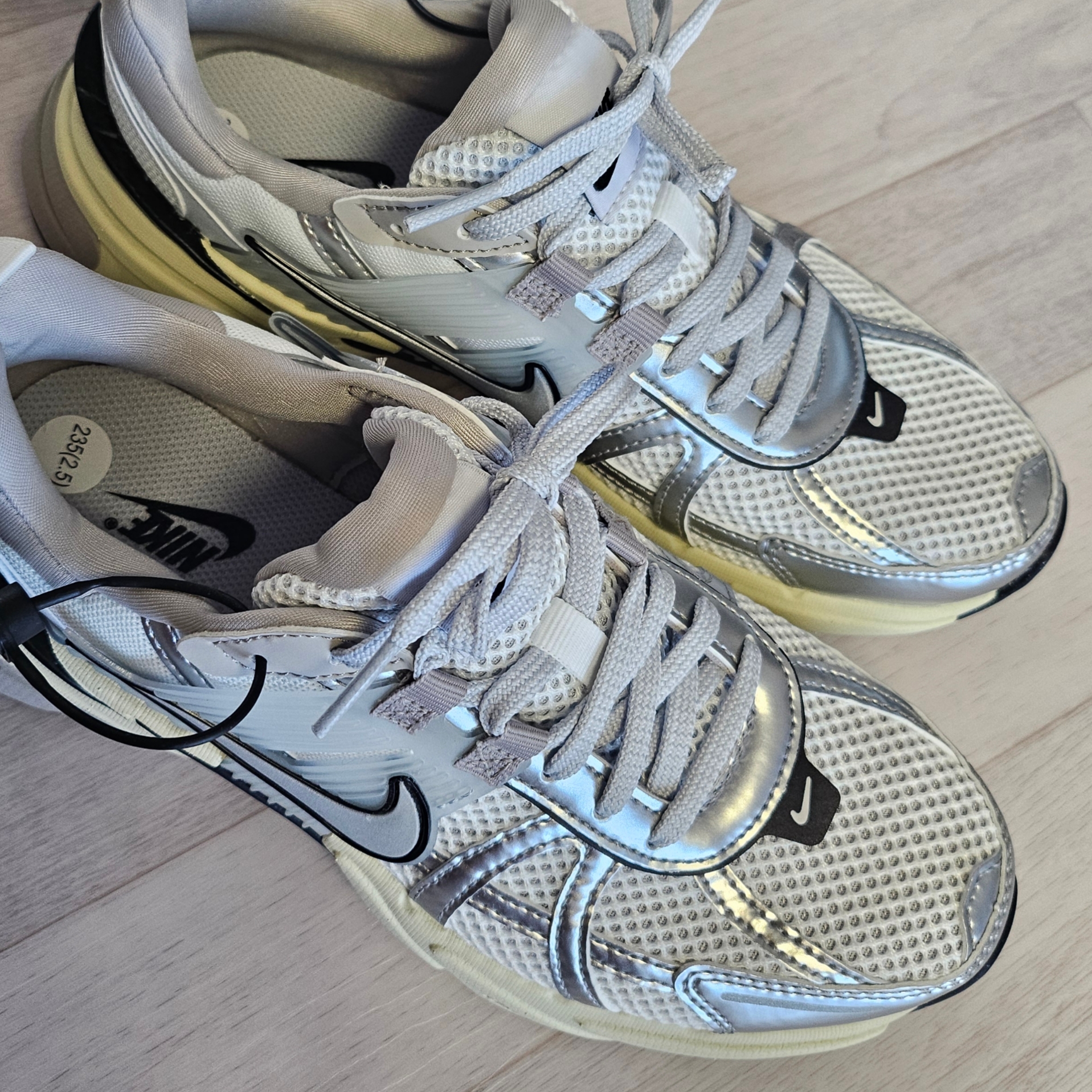 Nike V2K Run Summit White Metallic Silver 착용 스타일