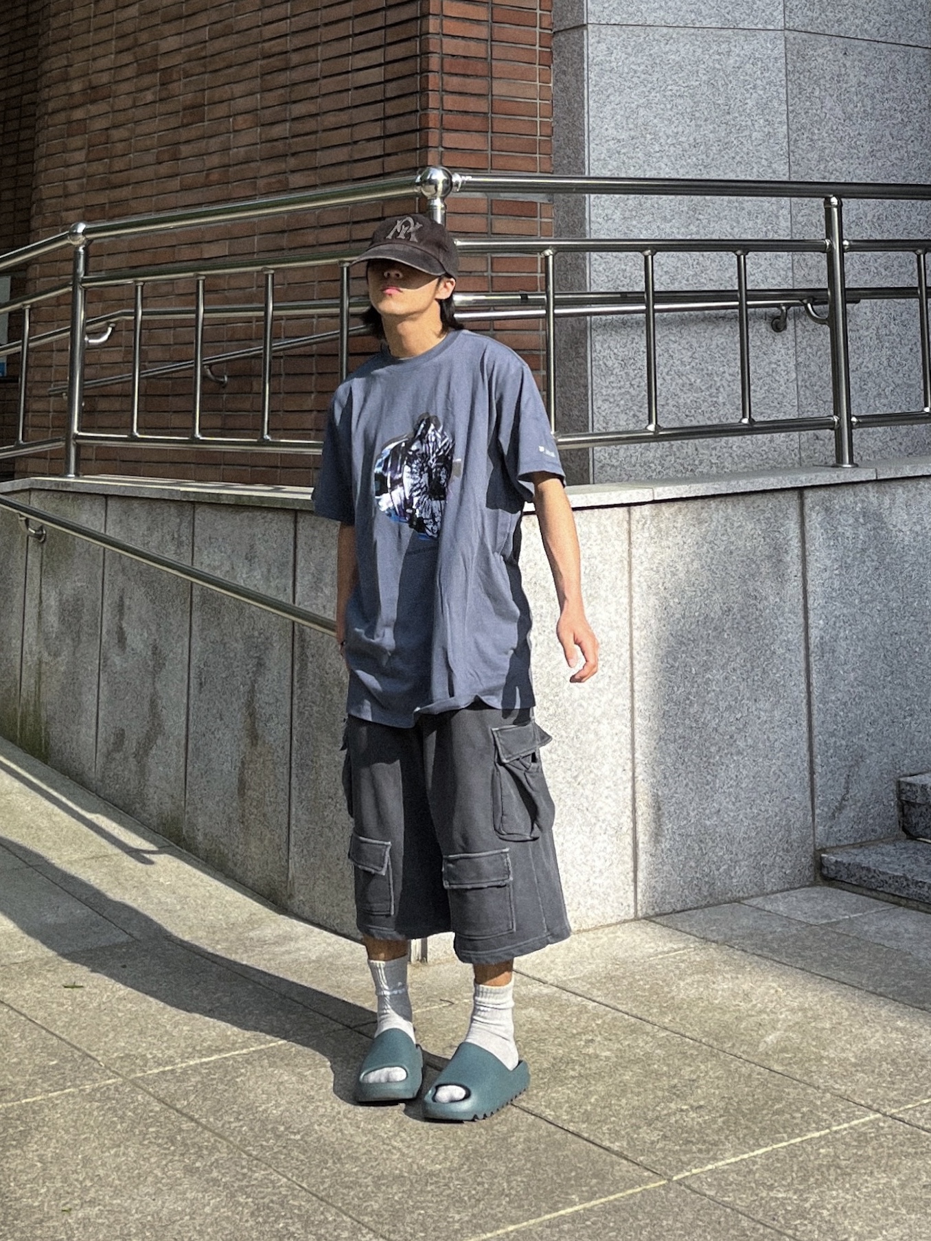 Adidas Yeezy Slide Slate Marine 착용 스타일