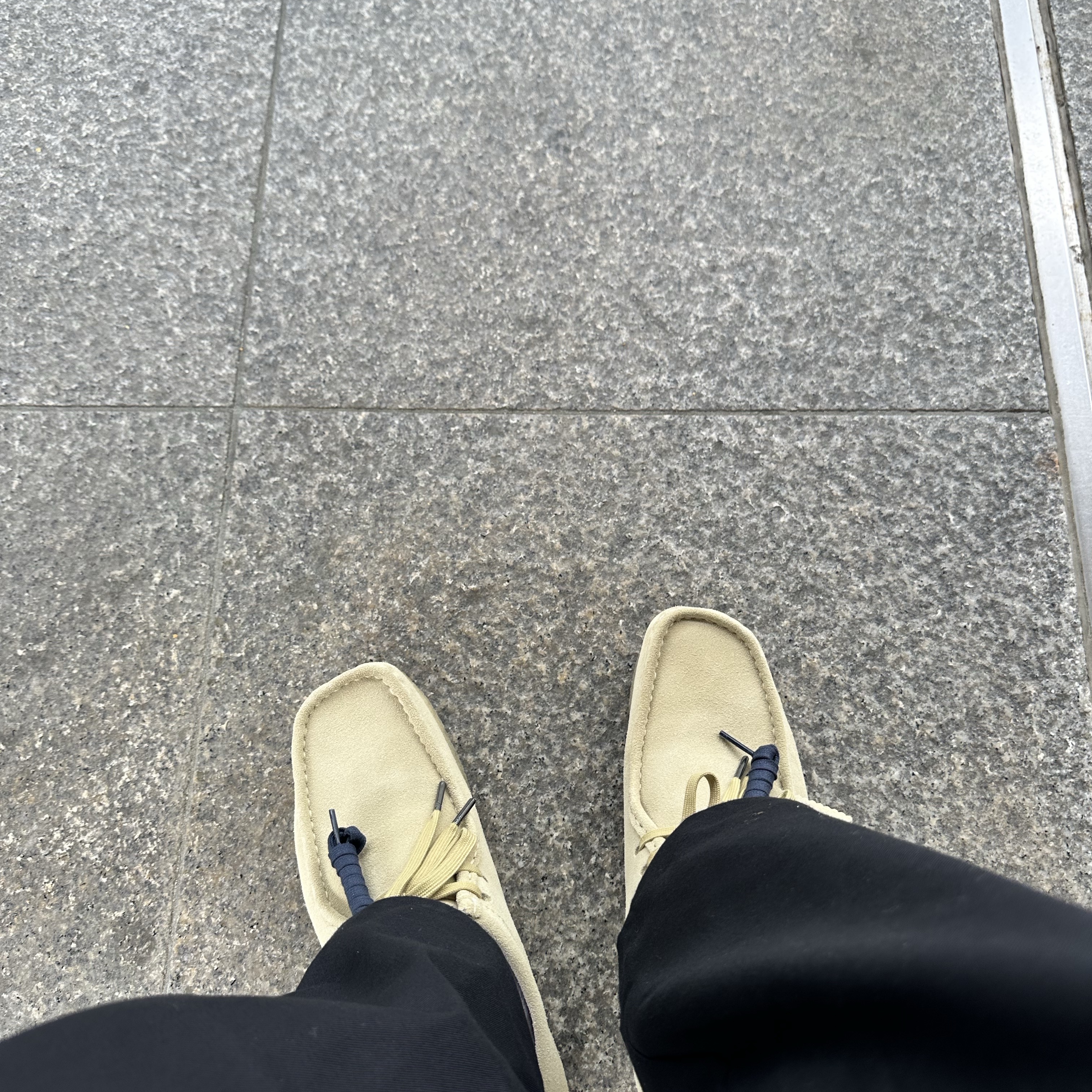 Clarks Wallabee Maple Suede 착용 스타일 - 1