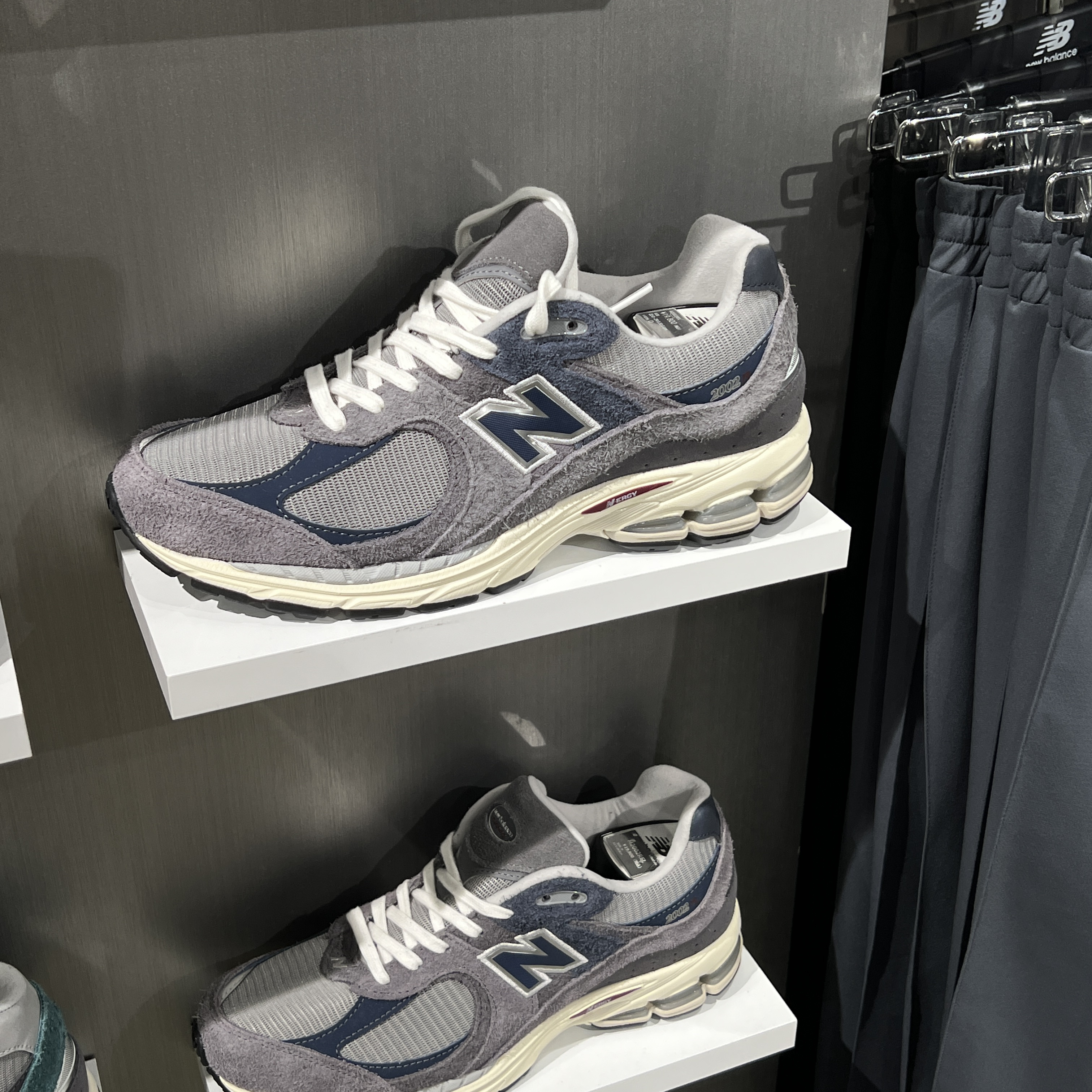 New Balance 2002R Castlerock Shadow Grey 착용 스타일 - 1