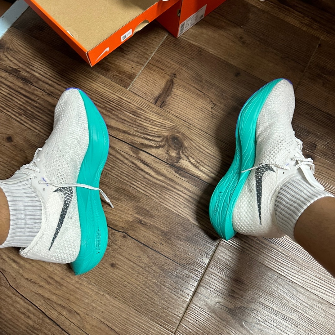 Nike ZoomX Vaporfly Next% 3 White Deep Jungle 착용 스타일