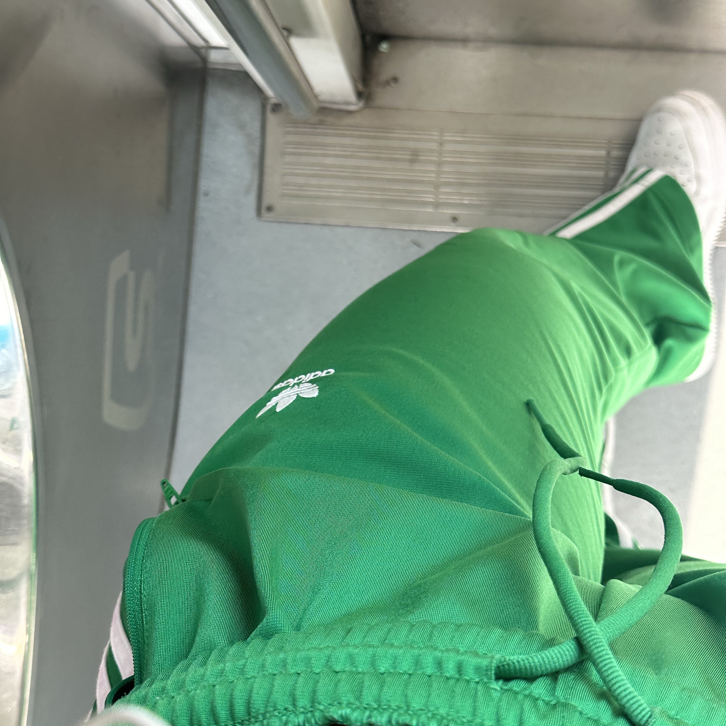 (W) Nike Air Force 1 '07 Low White, Balenciaga Le Cagole XS Shoulder Bag Sparkling Fabric Silver 착용 스타일 - 4