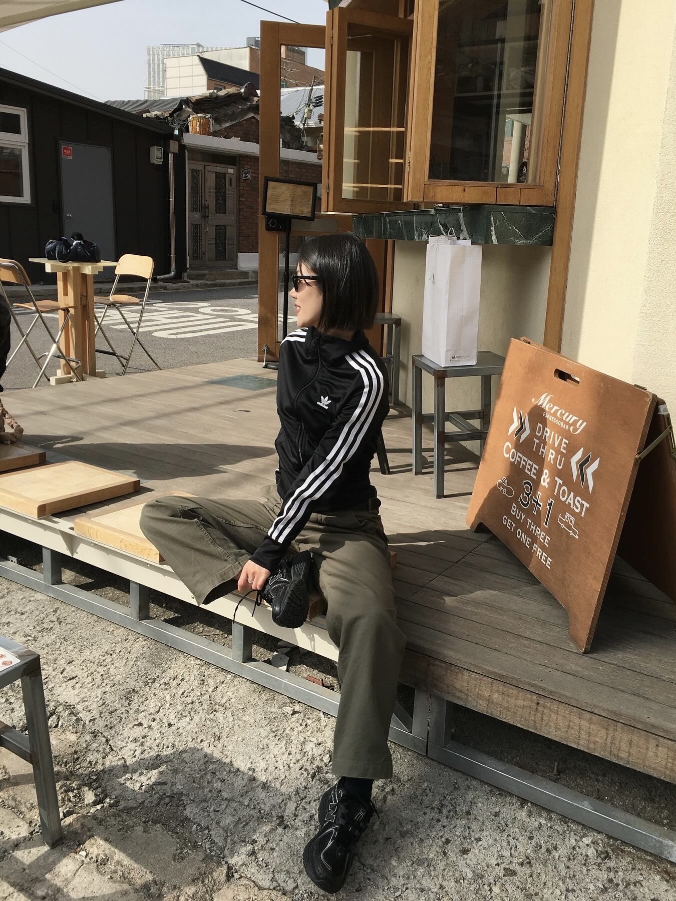 (W) Adidas Adicolor Classic Firebird Track Top Black - KR Sizing, New Balance 1906R Black Silver Metallic 착용 스타일 - 2