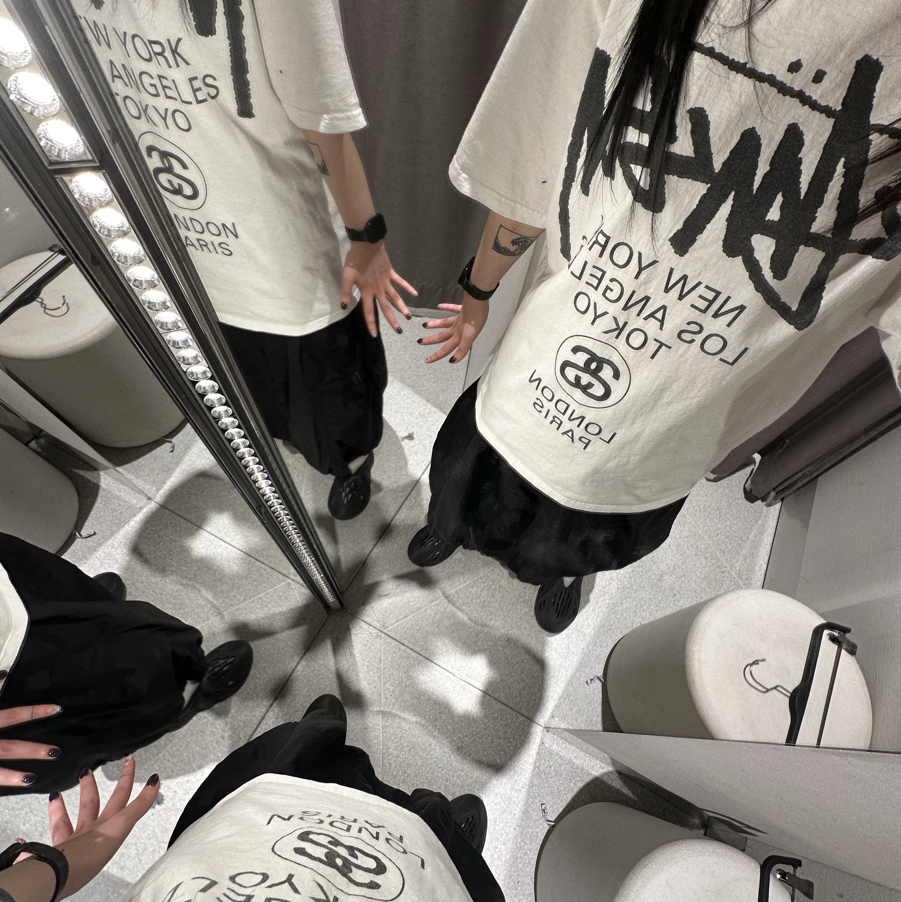 Adidas Yeezy Foam RNNR Onyx, Stussy World Tour T-Shirt White 2024,2025 착용 스타일