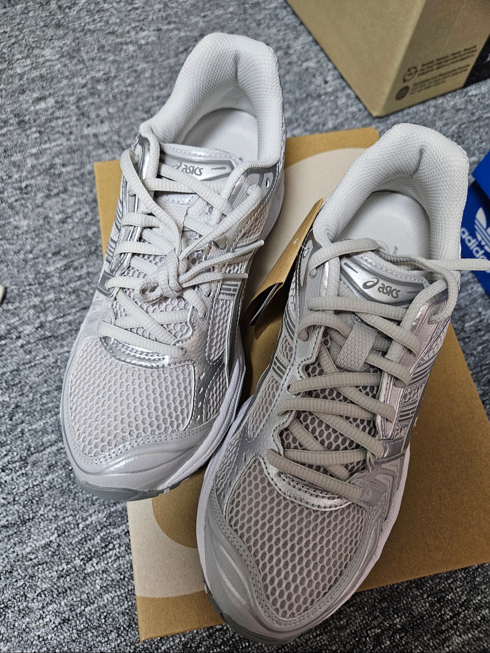 (W) Asics Gel-Kayano 14 Cloud Grey Clay Grey, (W) Jordan 4 Retro Vivid Sulfur 착용 스타일 - 3