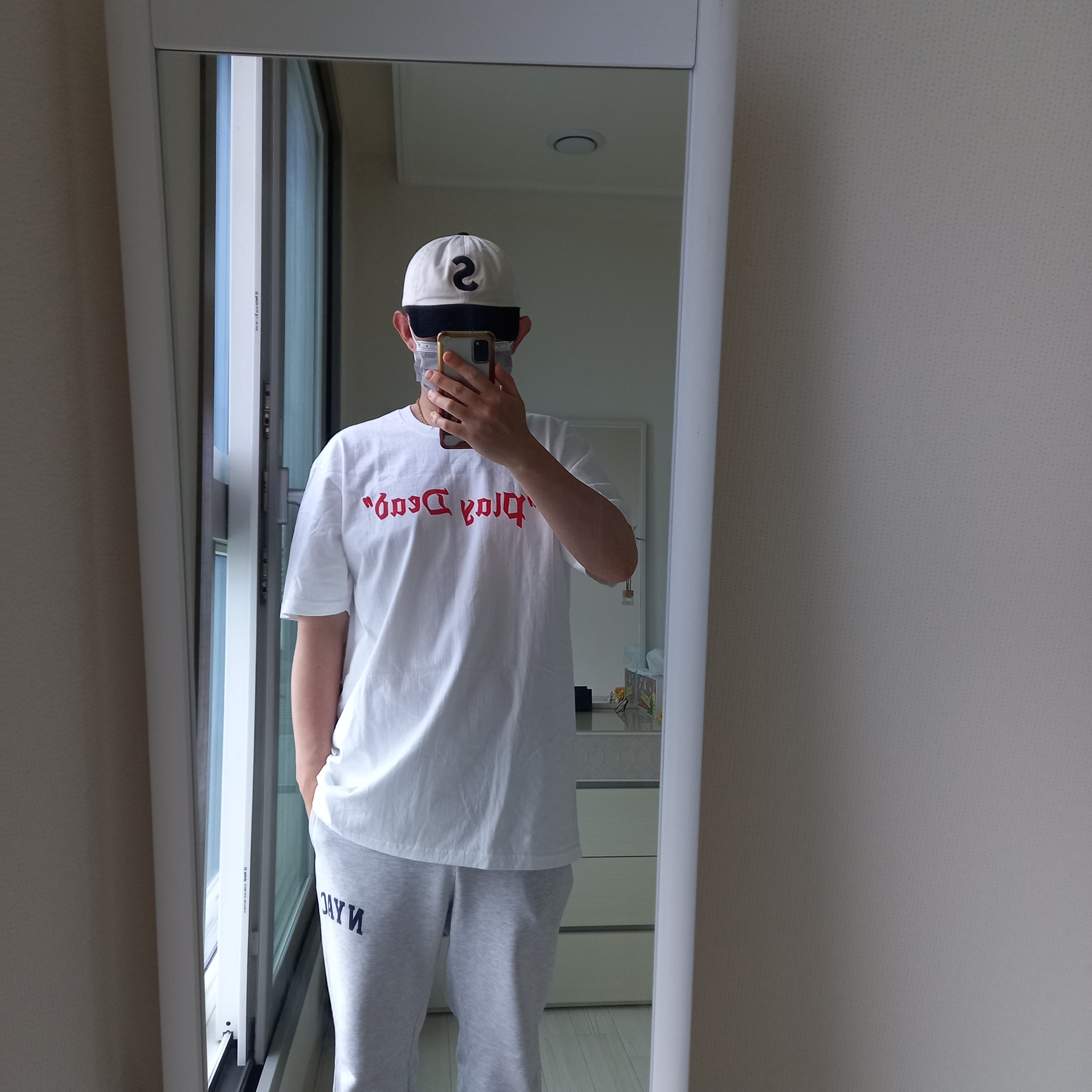 Supreme Play Dead T-Shirt White - 22FW, Supreme 2-Tone S Logo 6-Panel Stone - 24SS 착용 스타일 - 2
