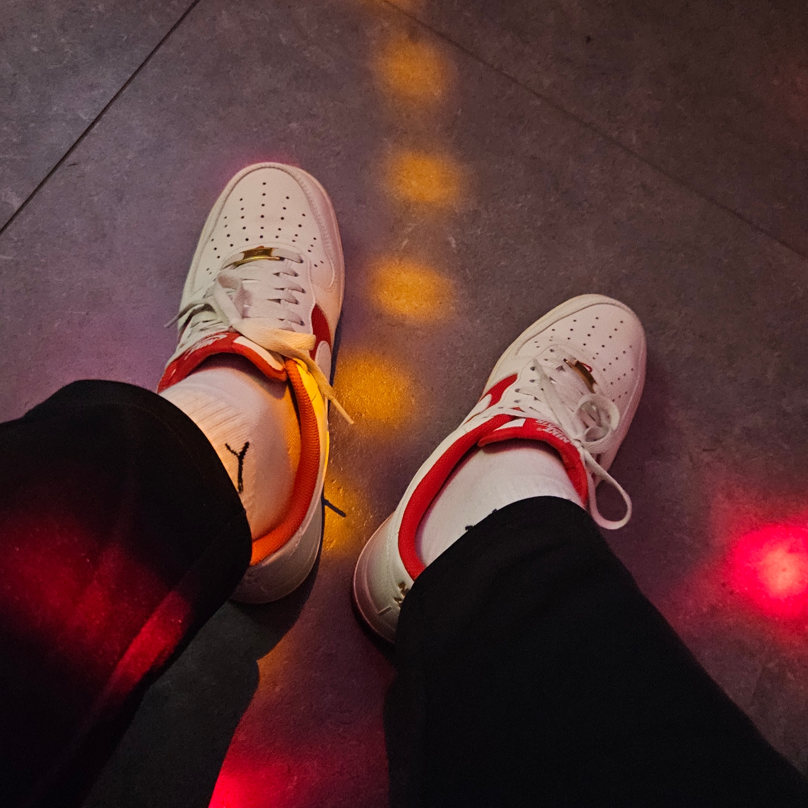 Nike Air Force 1 '07 Sail University Red 착용 스타일