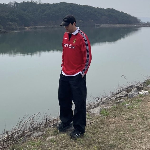 Over The Pitch x Umbro 100th Anniversary Homage Football Jersey, Hoka Hopara Black 착용 스타일 - 1