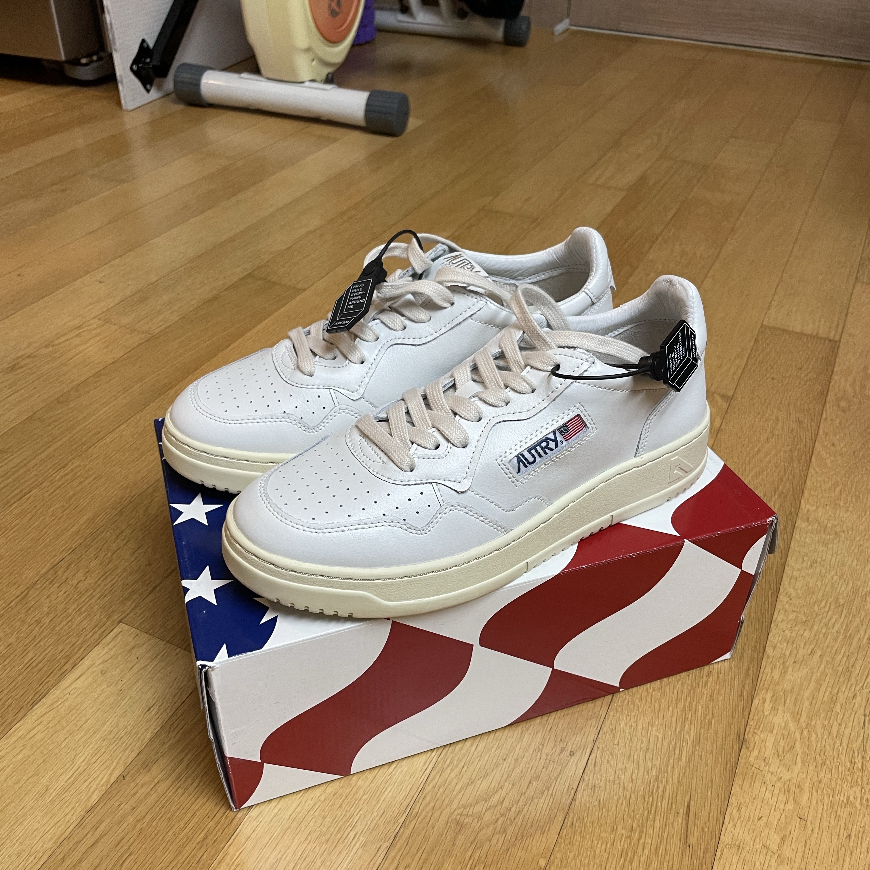 Autry Medalist Low Leather Sneakers White 착용 스타일