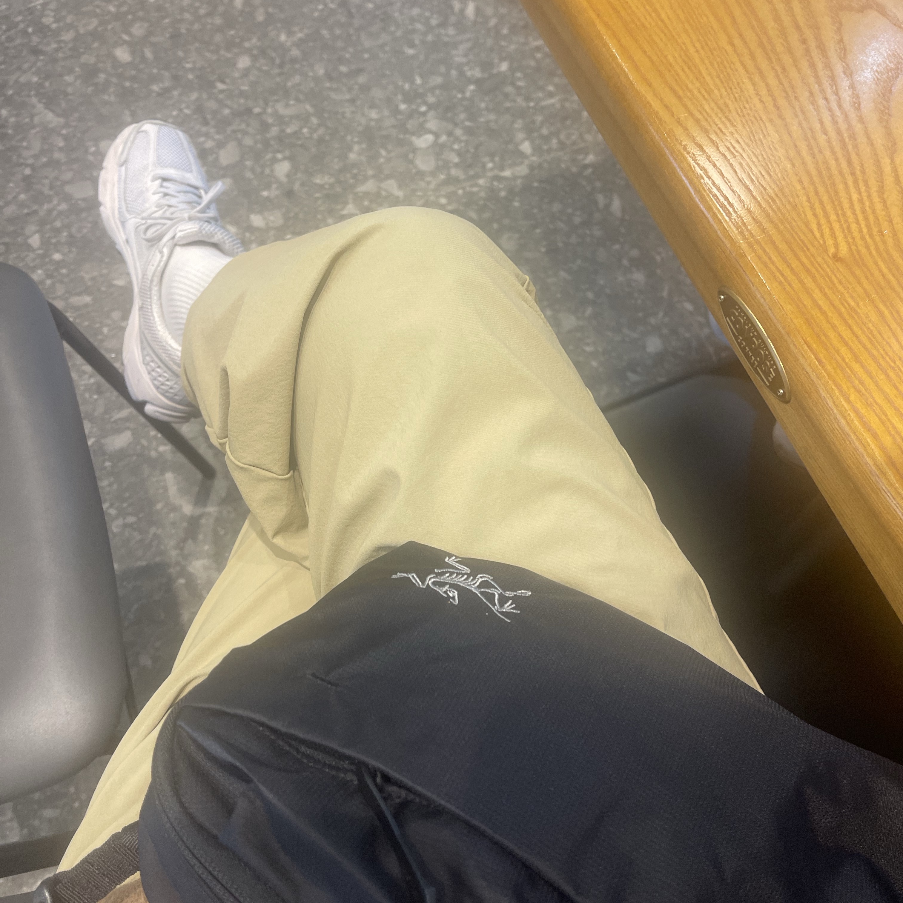 Arc'teryx Heliad 6 Crossbody Bag Black 착용 스타일
