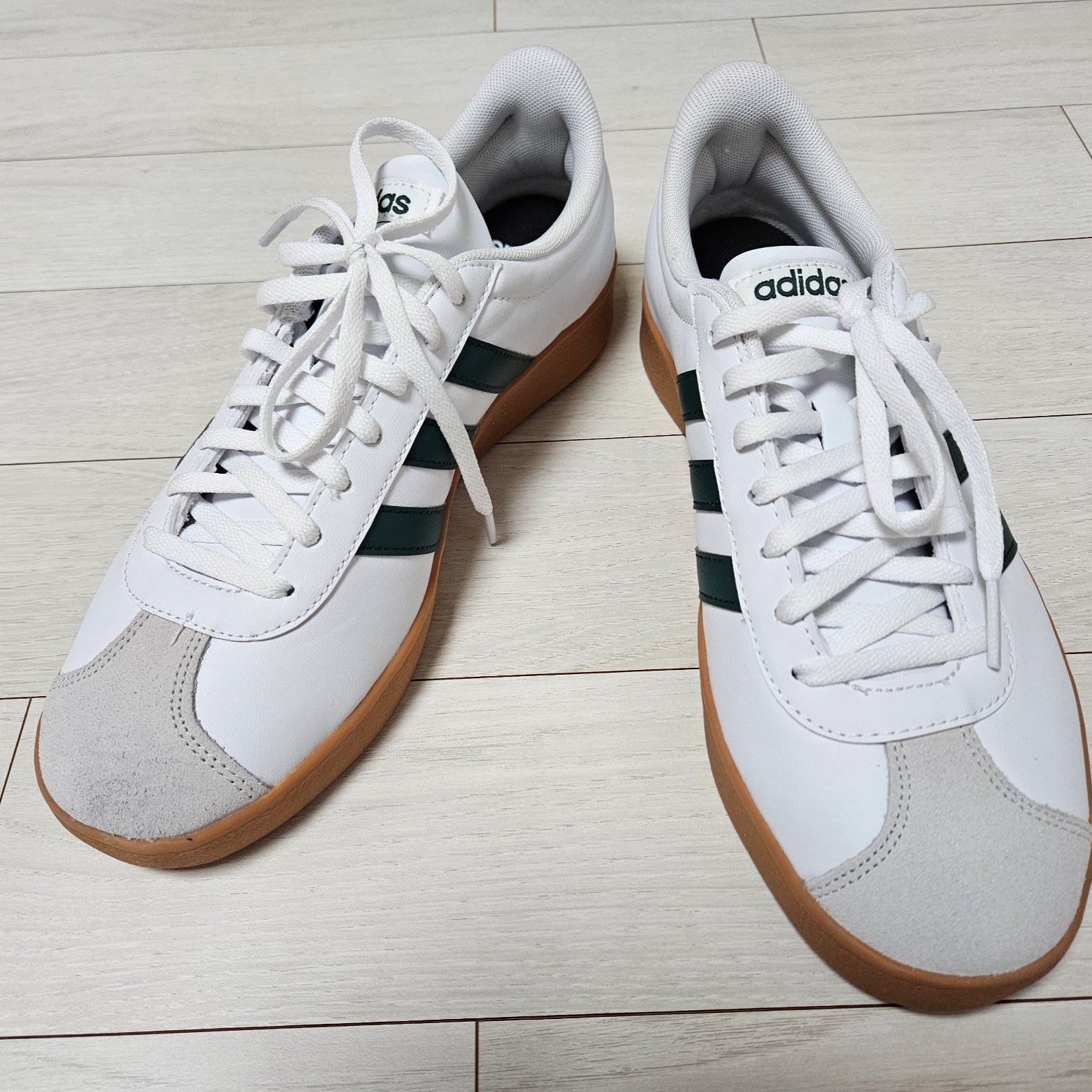 Adidas VL Court Base Cloud White Collegiate Green 착용 스타일 - 2