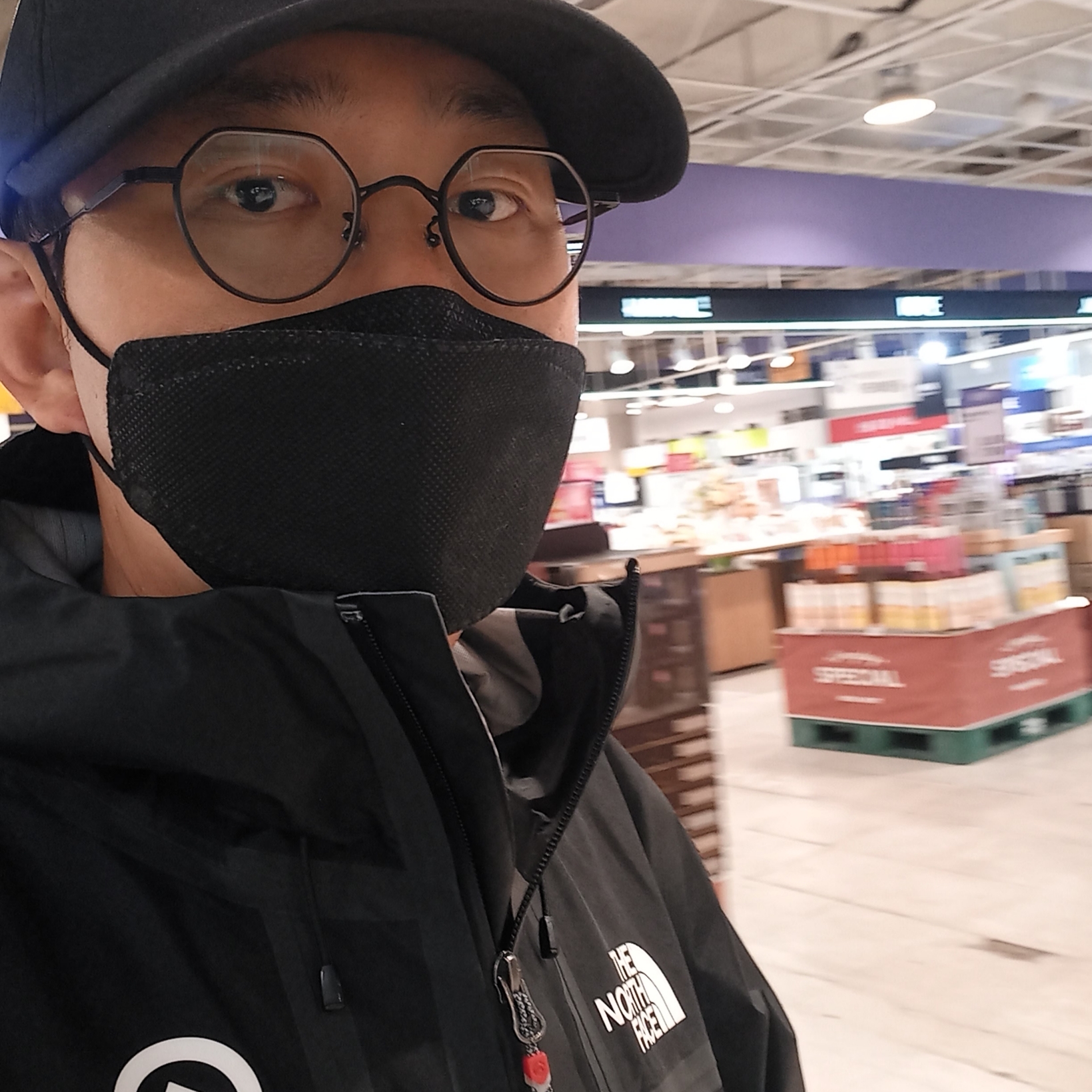 Supreme x The North Face Split 6-Panel Black - 24SS, Supreme x The North Face Summit Series Outer Tape Seam Jacket Black - 21SS 착용 스타일 - 7