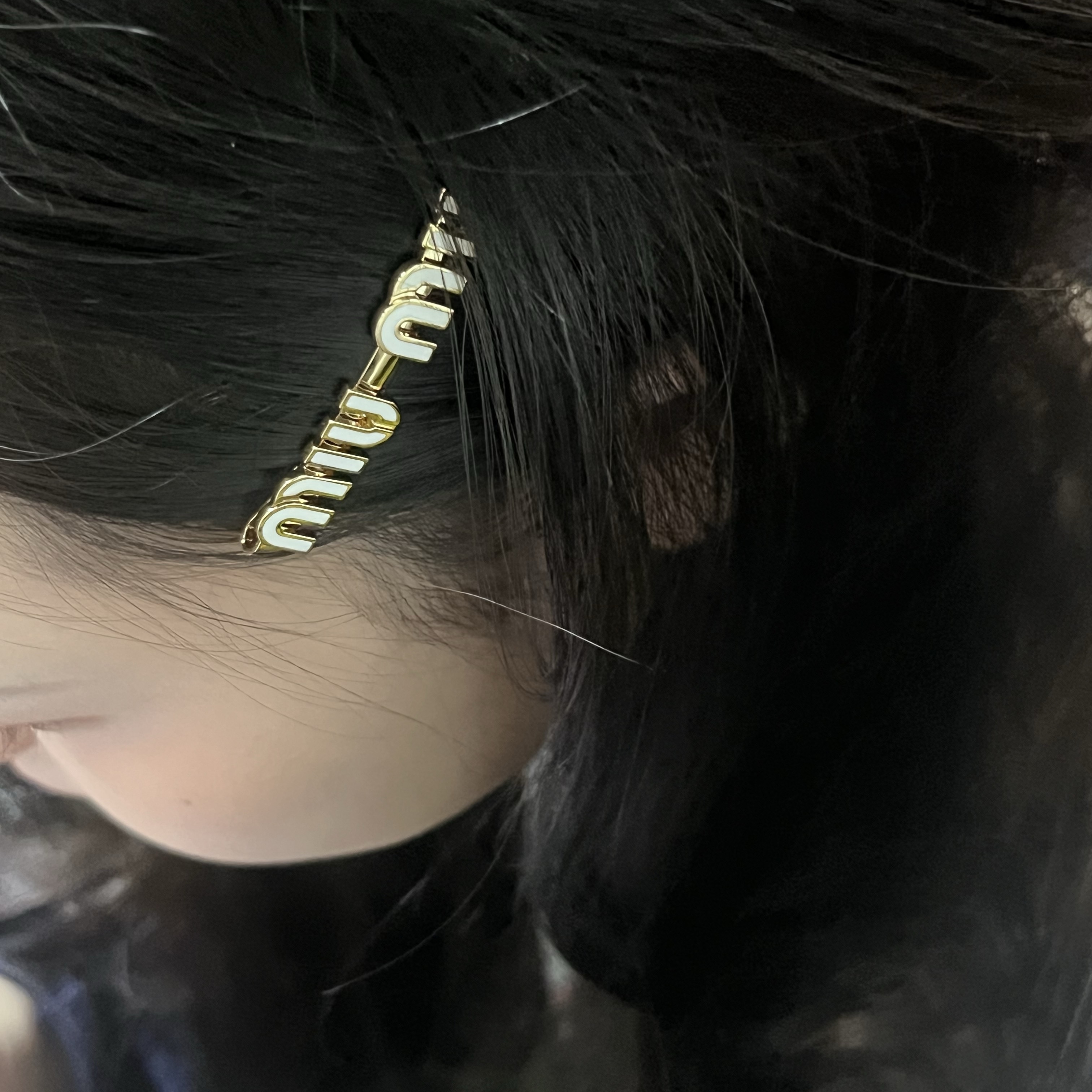 (W) Miu Miu Enameled Metal Hair Clip White 착용 스타일